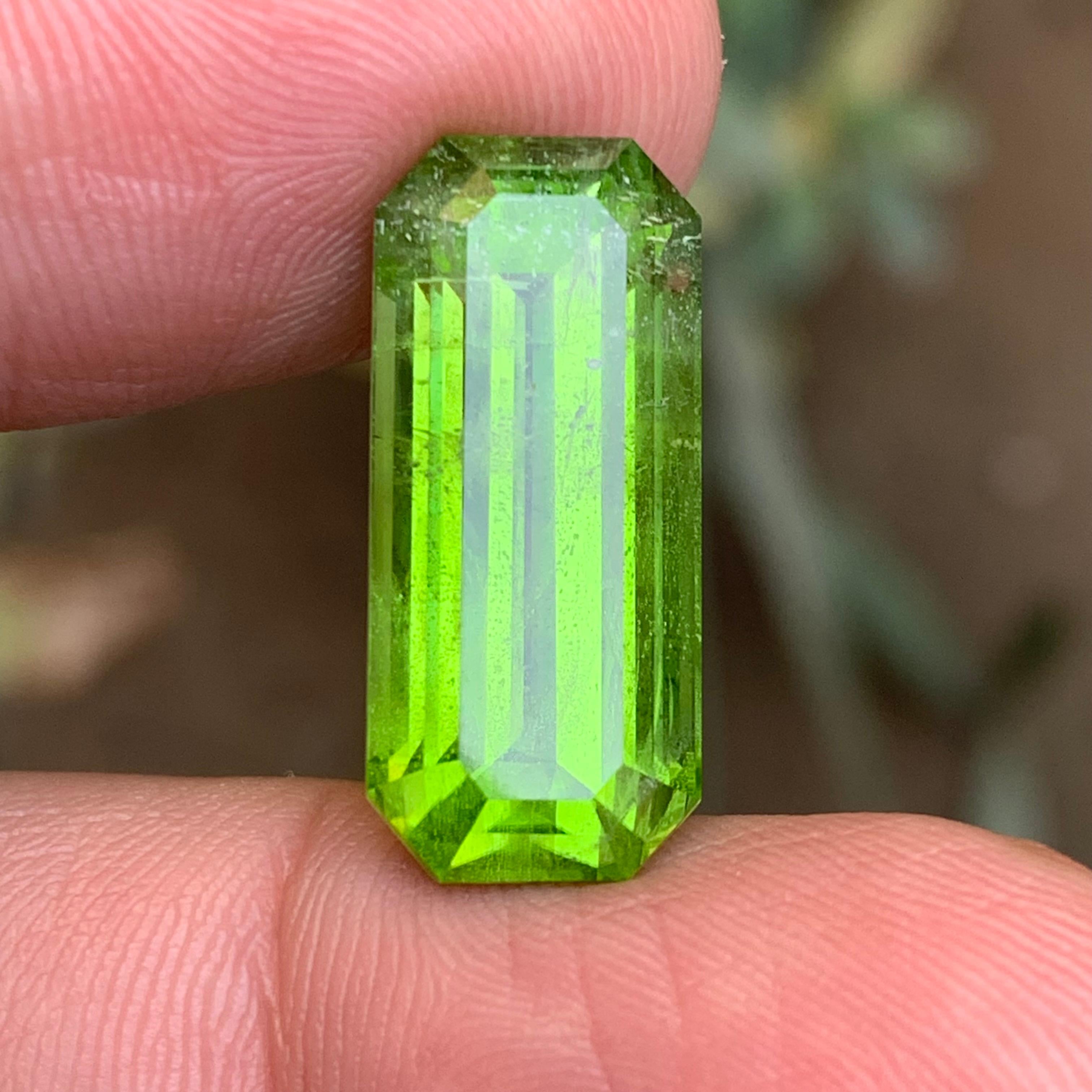 Vivid Green Peridot 17.83 Ct Emerald Cut Natural Loose Gemstone for Ring/Pendant For Sale 7