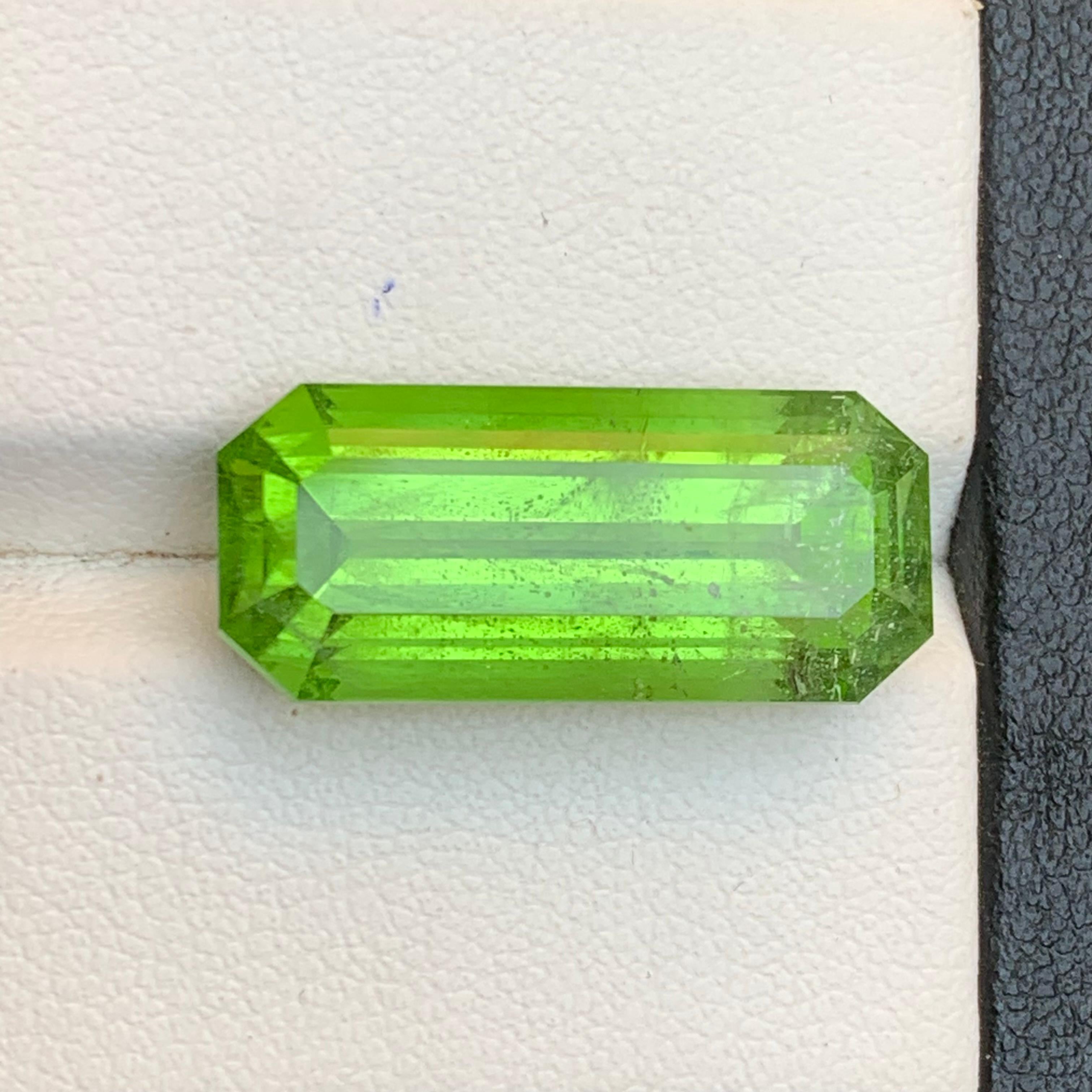 Vivid Green Peridot 17.83 Ct Emerald Cut Natural Loose Gemstone for Ring/Pendant For Sale 8