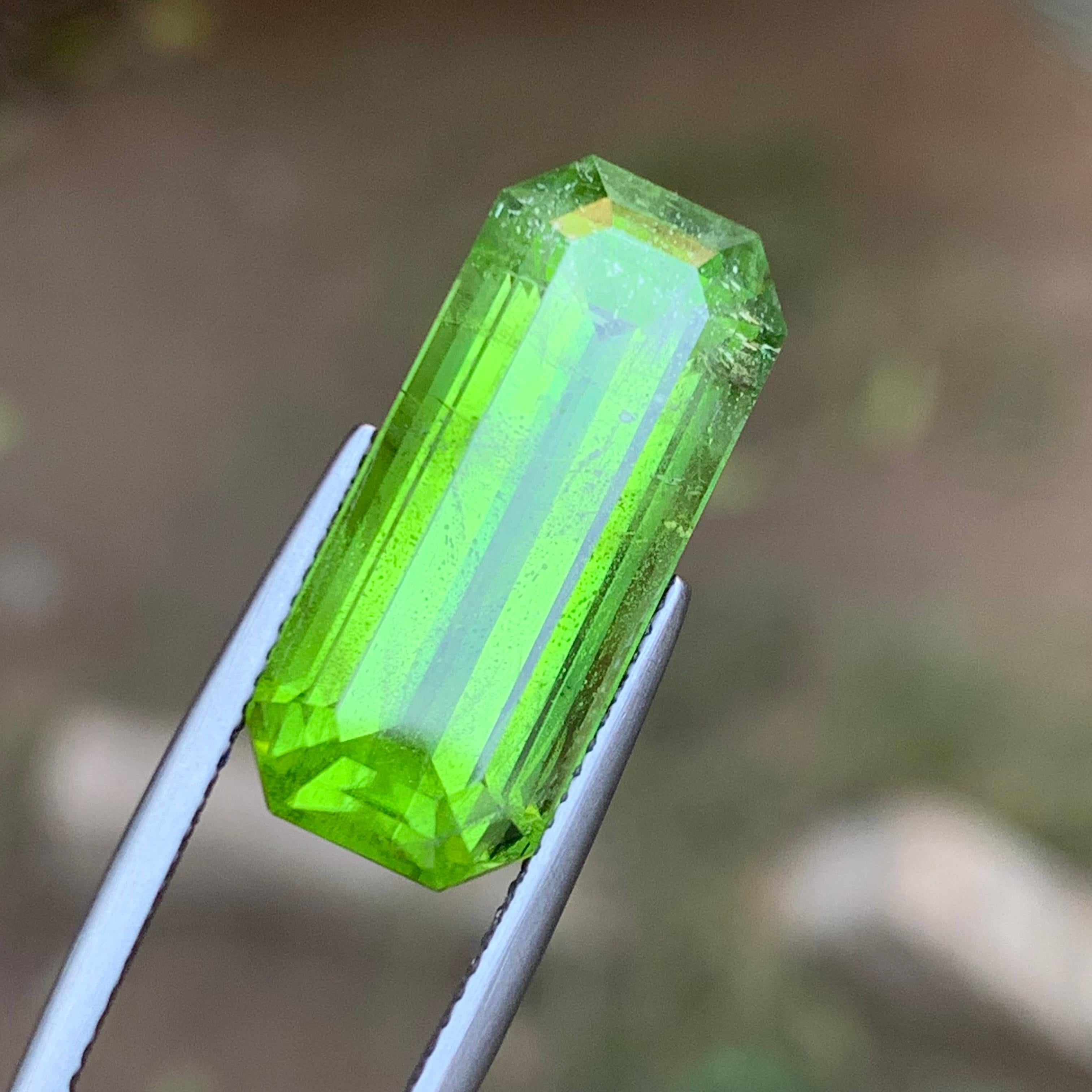 Vivid Green Peridot 17.83 Ct Emerald Cut Natural Loose Gemstone for Ring/Pendant In New Condition For Sale In Peshawar, PK