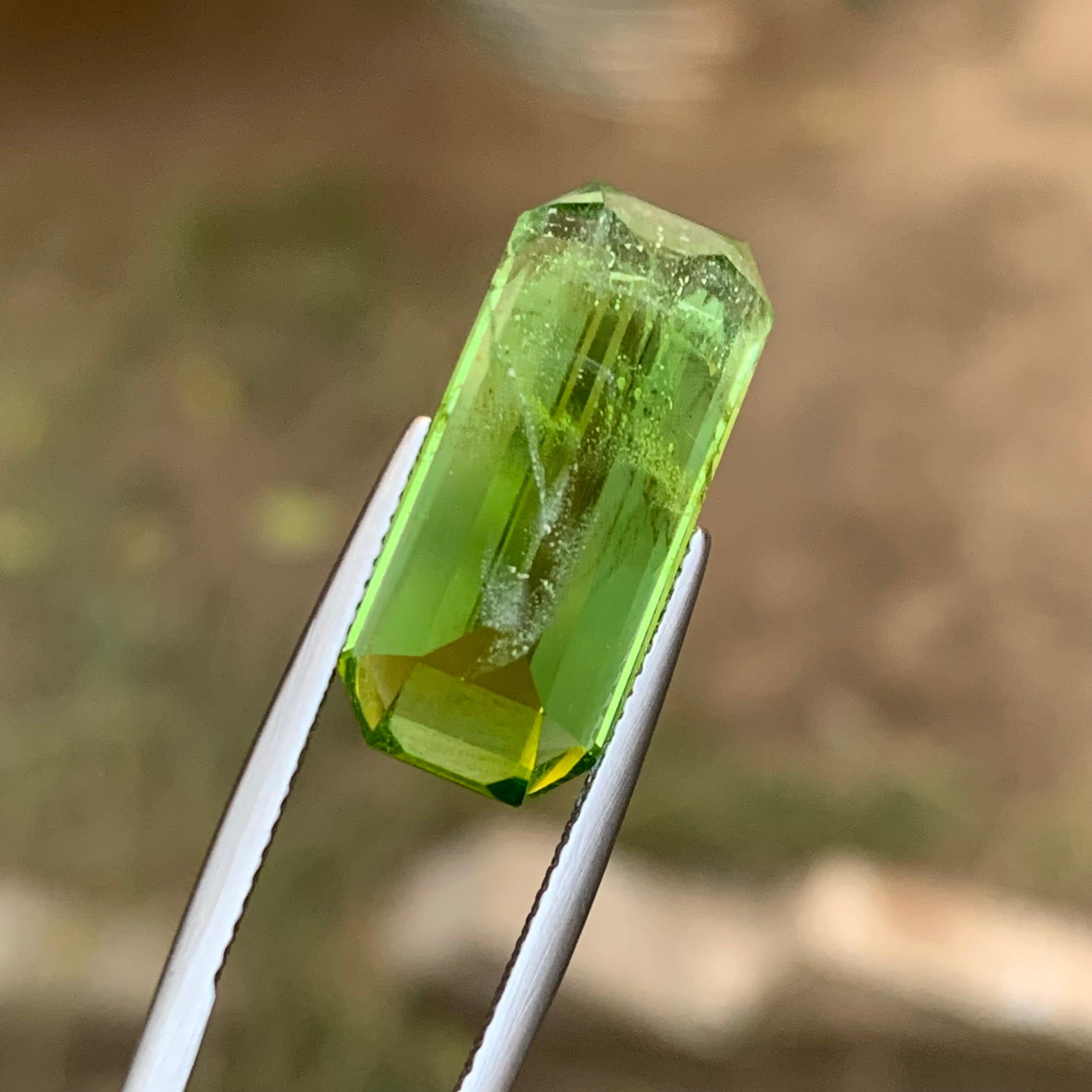 Women's or Men's Vivid Green Peridot 17.83 Ct Emerald Cut Natural Loose Gemstone for Ring/Pendant For Sale