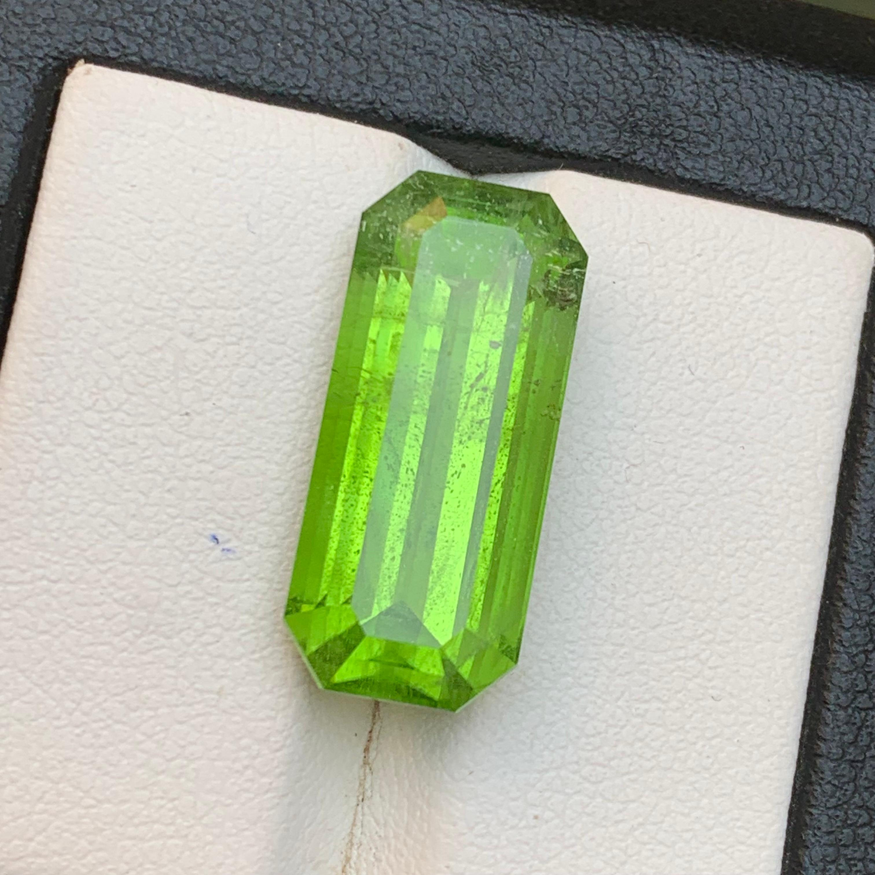 Vivid Green Peridot 17.83 Ct Emerald Cut Natural Loose Gemstone for Ring/Pendant For Sale 1