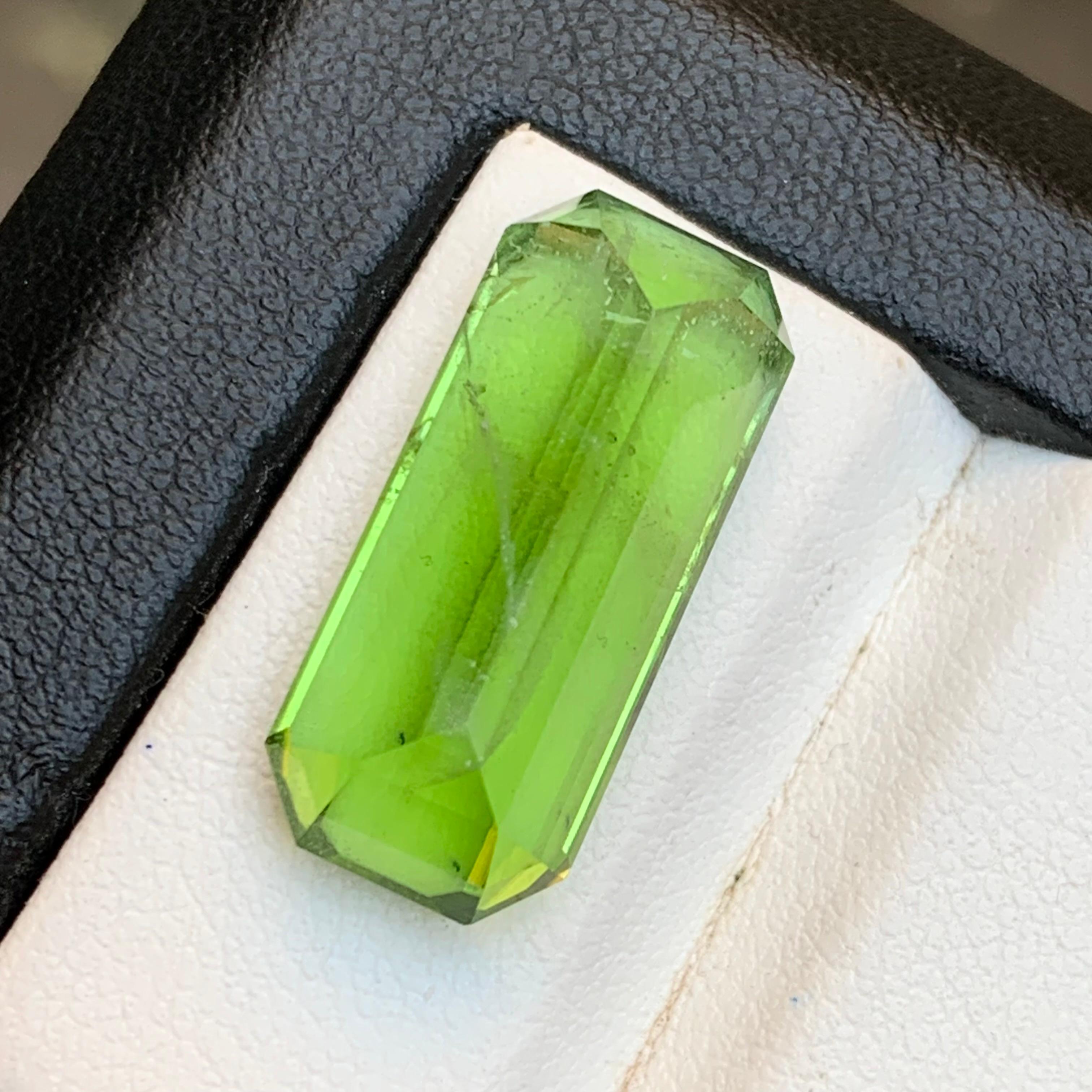 Vivid Green Peridot 17.83 Ct Emerald Cut Natural Loose Gemstone for Ring/Pendant For Sale 2