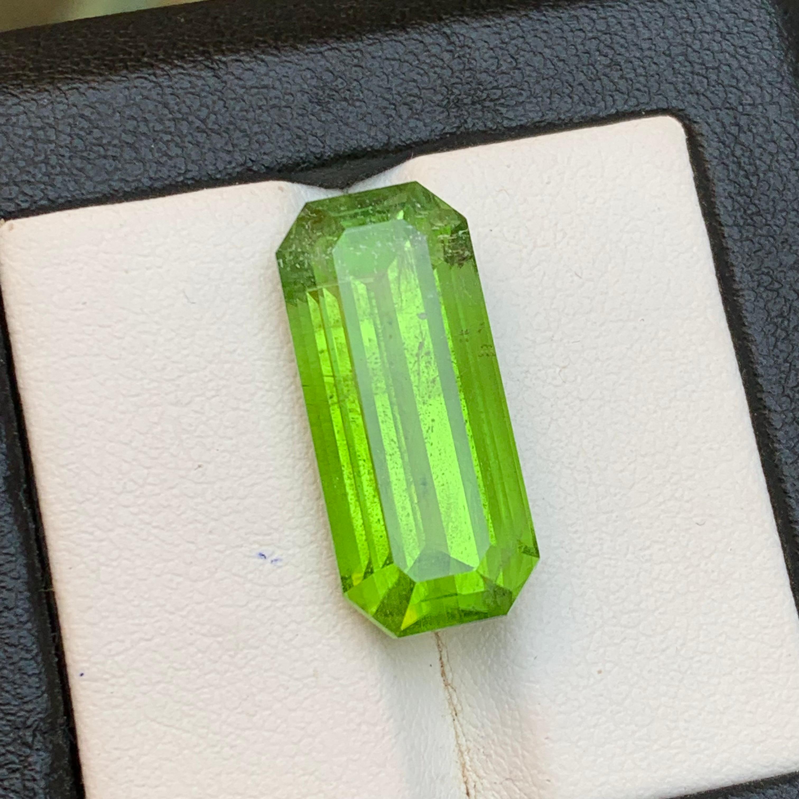 Vivid Green Peridot 17.83 Ct Emerald Cut Natural Loose Gemstone for Ring/Pendant For Sale 3