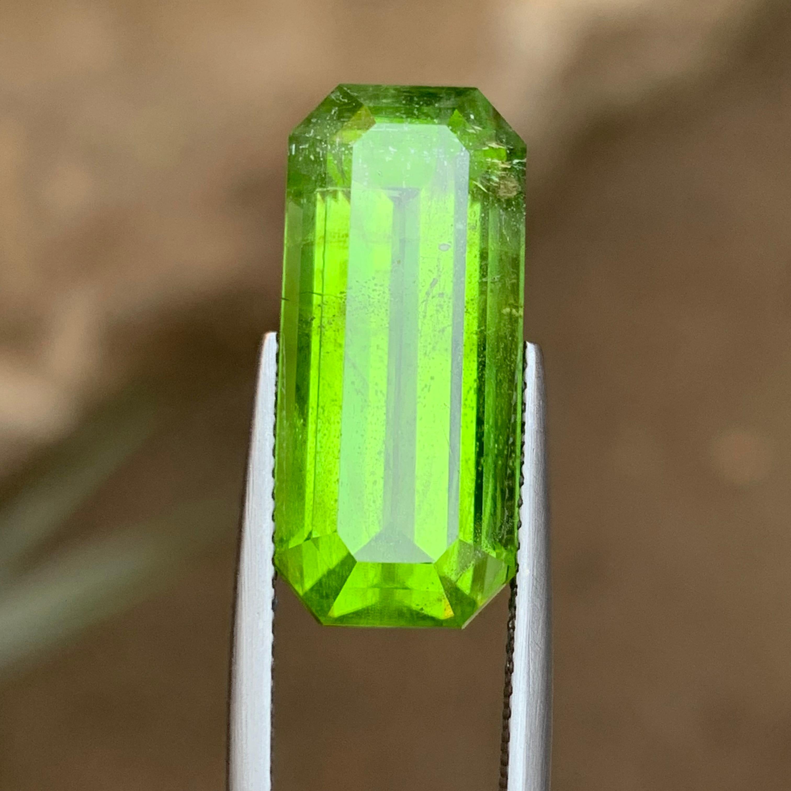 Vivid Green Peridot 17.83 Ct Emerald Cut Natural Loose Gemstone for Ring/Pendant For Sale 4