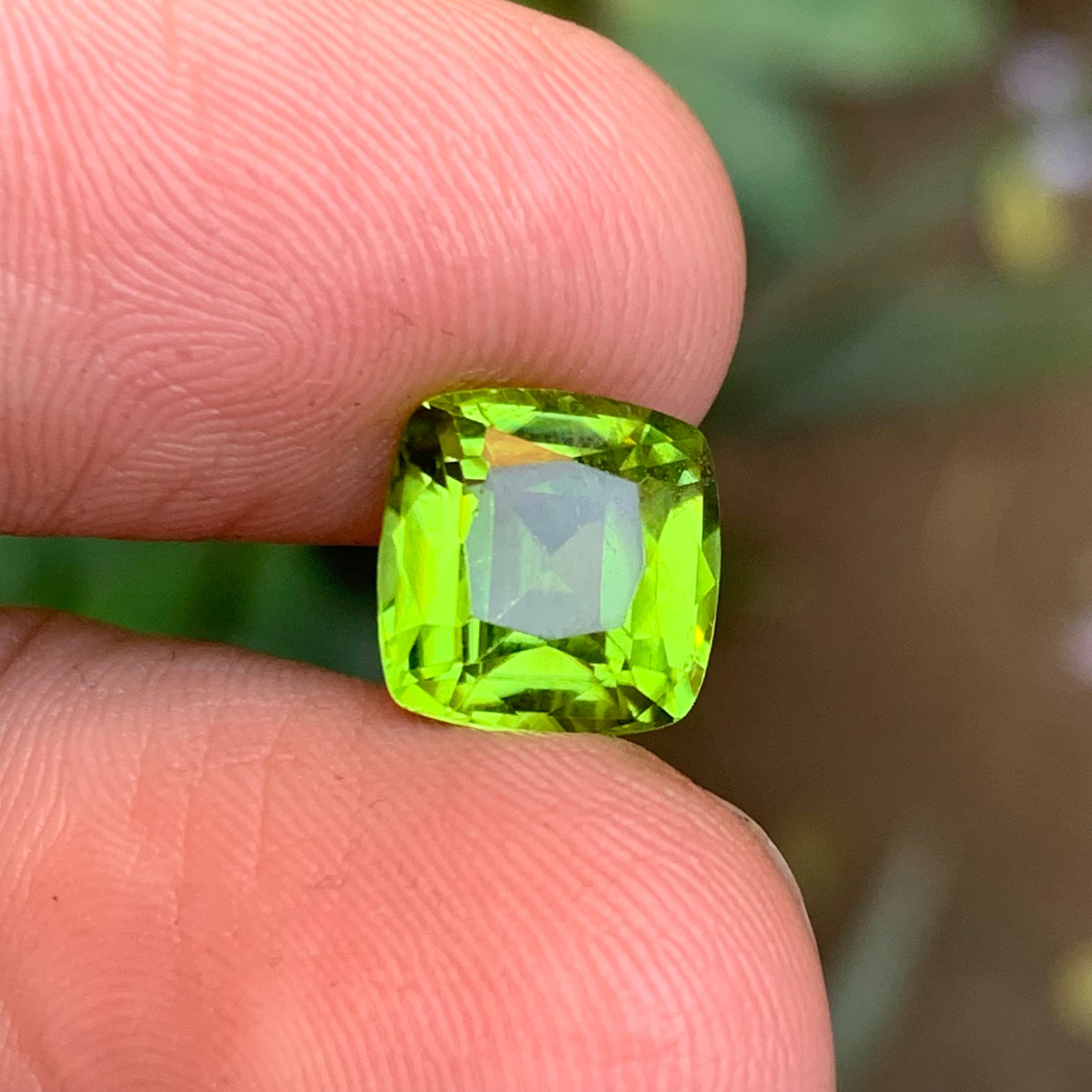 Peridot vert vif 4.20 Ct Cushion Cut Natural Loose Gemstone for Ring-Jewelry (Peridot vert vif 4.20 Ct Cushion Cut Natural Loose Gemstone (Peridot vert vif 4.20 Ct Cushion Cut Natural) pour bague-bijoux) en vente 4