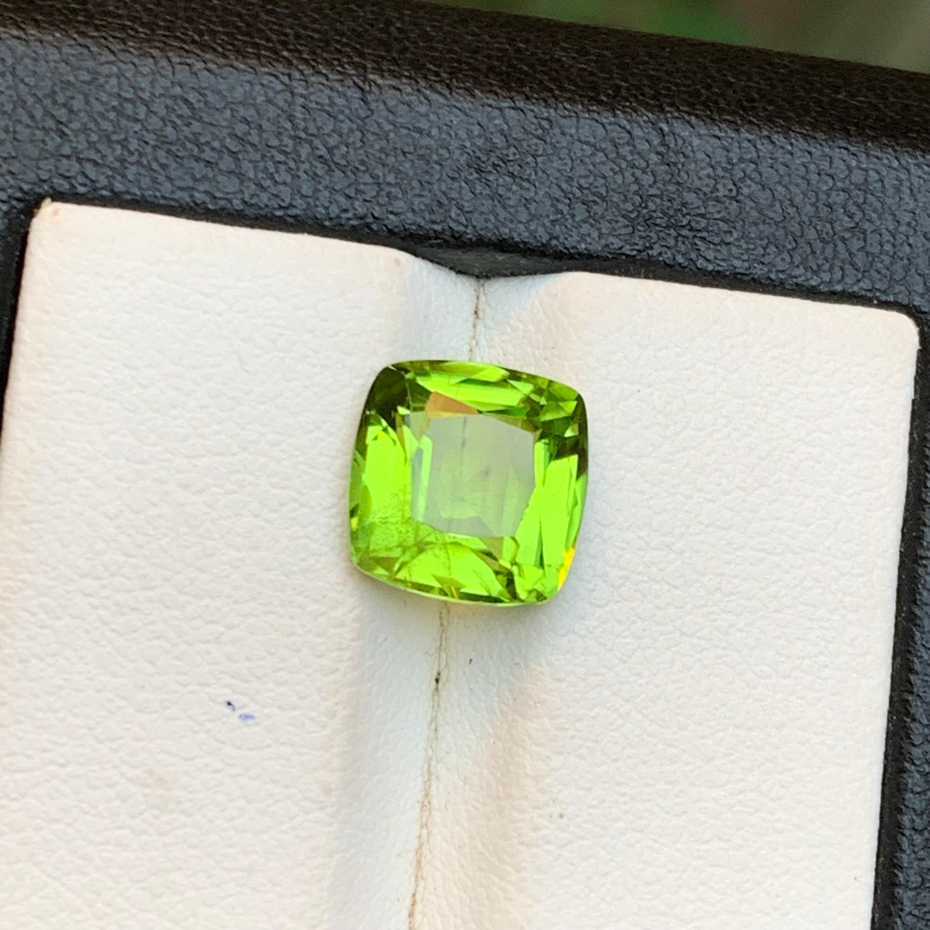 Peridot vert vif 4.20 Ct Cushion Cut Natural Loose Gemstone for Ring-Jewelry (Peridot vert vif 4.20 Ct Cushion Cut Natural Loose Gemstone (Peridot vert vif 4.20 Ct Cushion Cut Natural) pour bague-bijoux) en vente 5