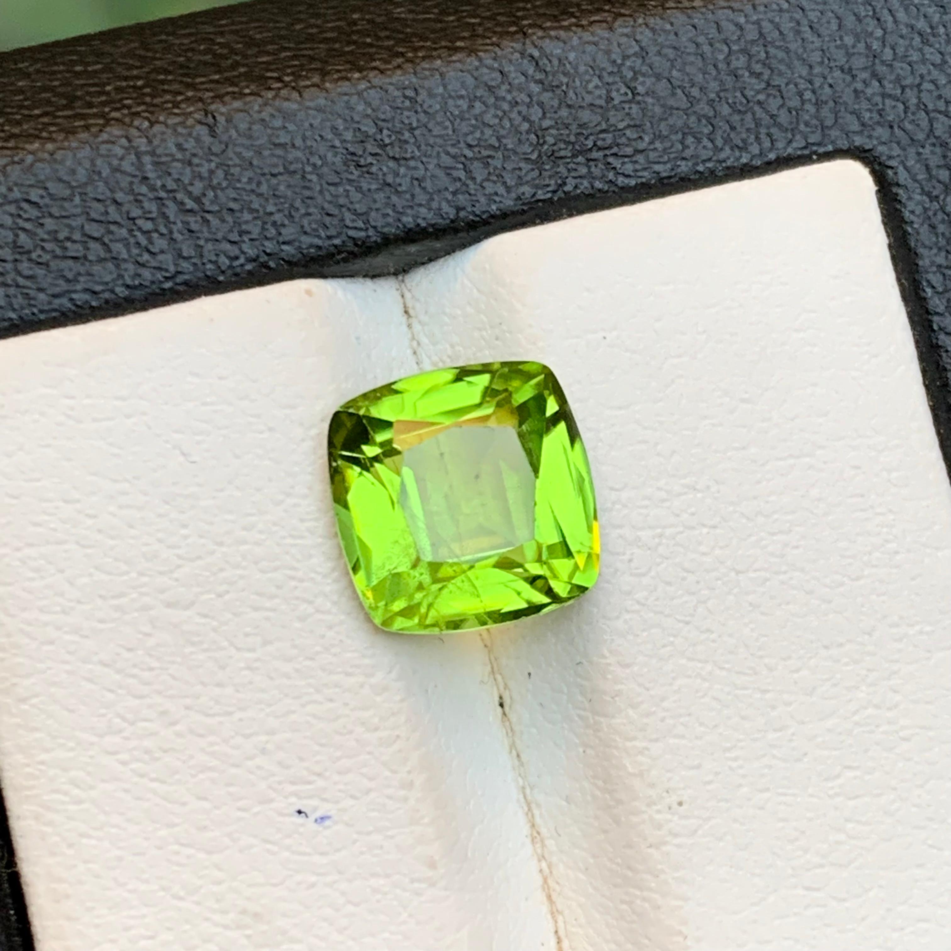 Contemporain Peridot vert vif 4.20 Ct Cushion Cut Natural Loose Gemstone for Ring-Jewelry (Peridot vert vif 4.20 Ct Cushion Cut Natural Loose Gemstone (Peridot vert vif 4.20 Ct Cushion Cut Natural) pour bague-bijoux) en vente
