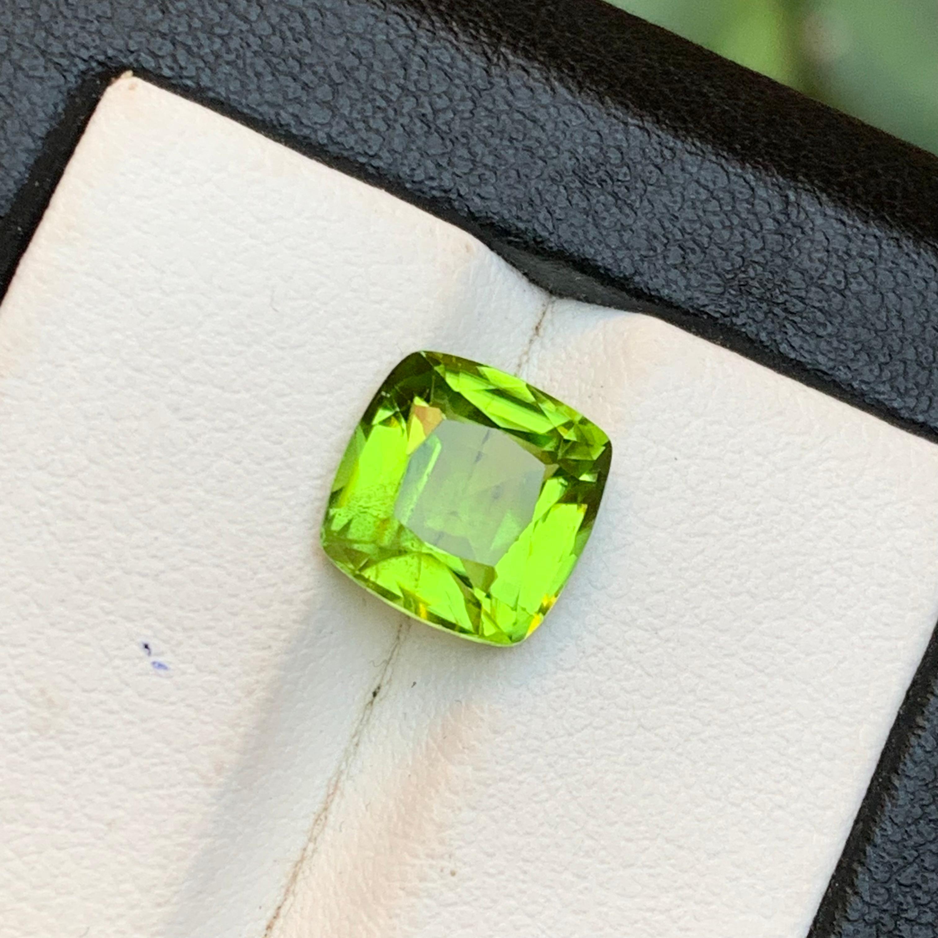 Taille coussin Peridot vert vif 4.20 Ct Cushion Cut Natural Loose Gemstone for Ring-Jewelry (Peridot vert vif 4.20 Ct Cushion Cut Natural Loose Gemstone (Peridot vert vif 4.20 Ct Cushion Cut Natural) pour bague-bijoux) en vente