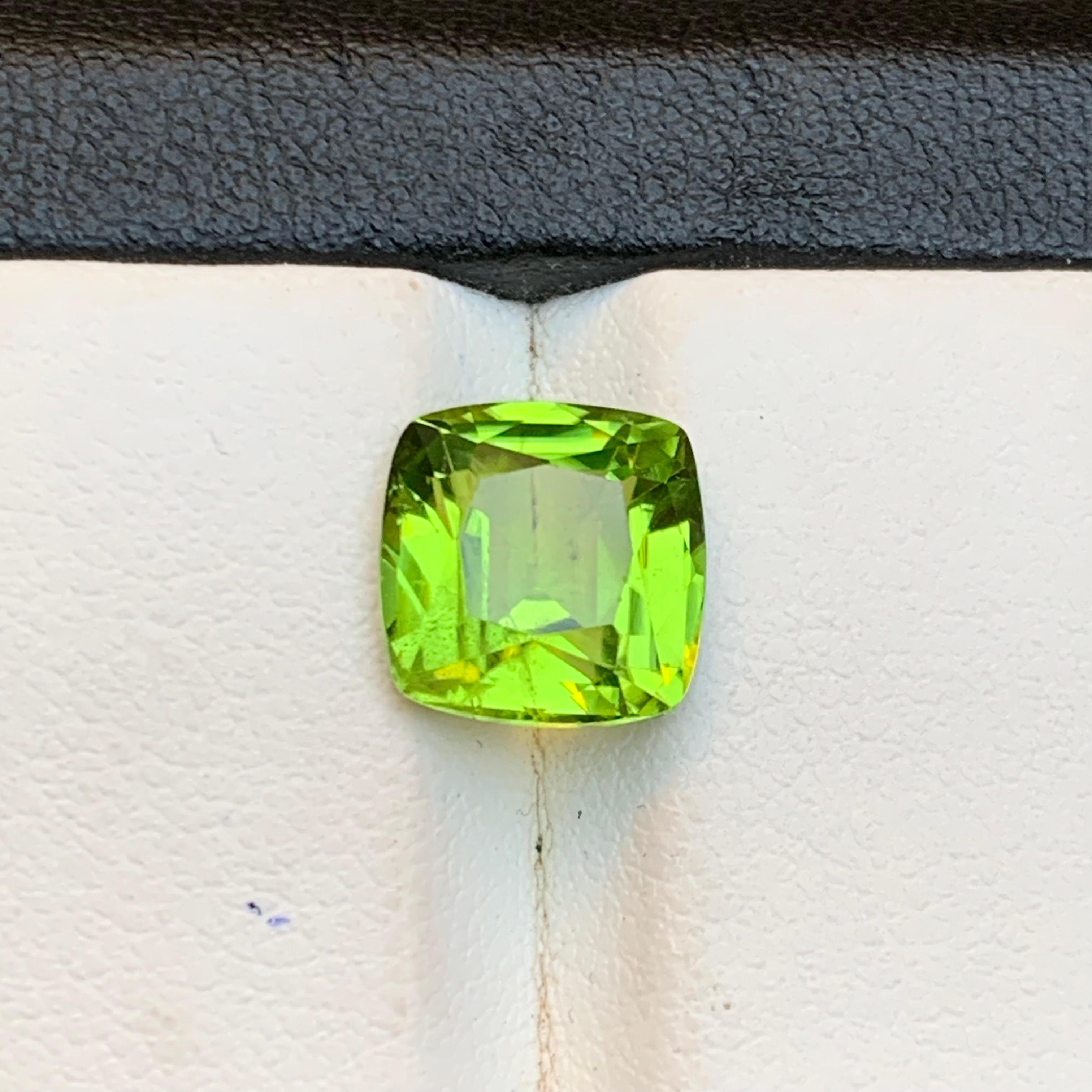 Peridot vert vif 4.20 Ct Cushion Cut Natural Loose Gemstone for Ring-Jewelry (Peridot vert vif 4.20 Ct Cushion Cut Natural Loose Gemstone (Peridot vert vif 4.20 Ct Cushion Cut Natural) pour bague-bijoux) Unisexe en vente