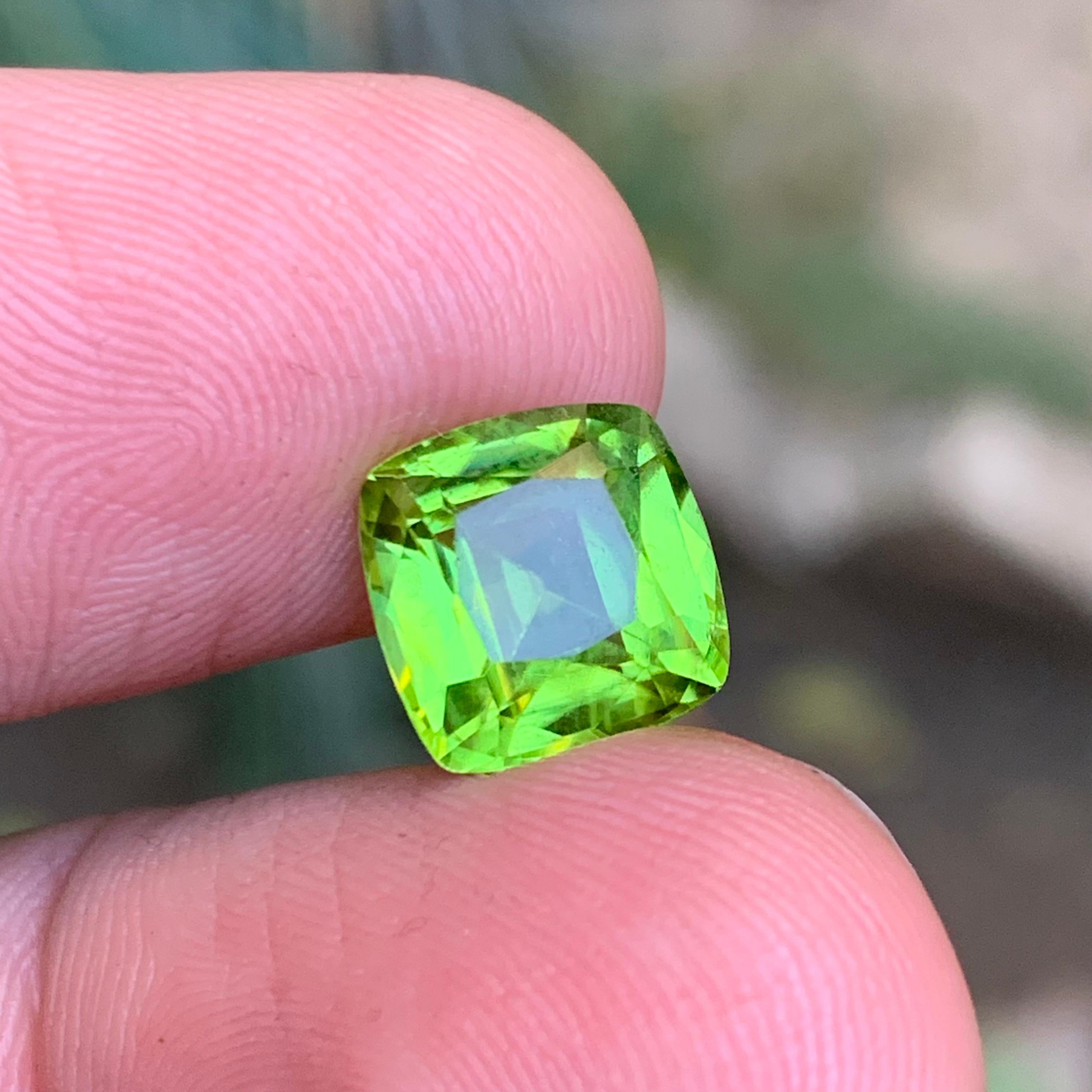 Peridot vert vif 4.20 Ct Cushion Cut Natural Loose Gemstone for Ring-Jewelry (Peridot vert vif 4.20 Ct Cushion Cut Natural Loose Gemstone (Peridot vert vif 4.20 Ct Cushion Cut Natural) pour bague-bijoux) en vente 1