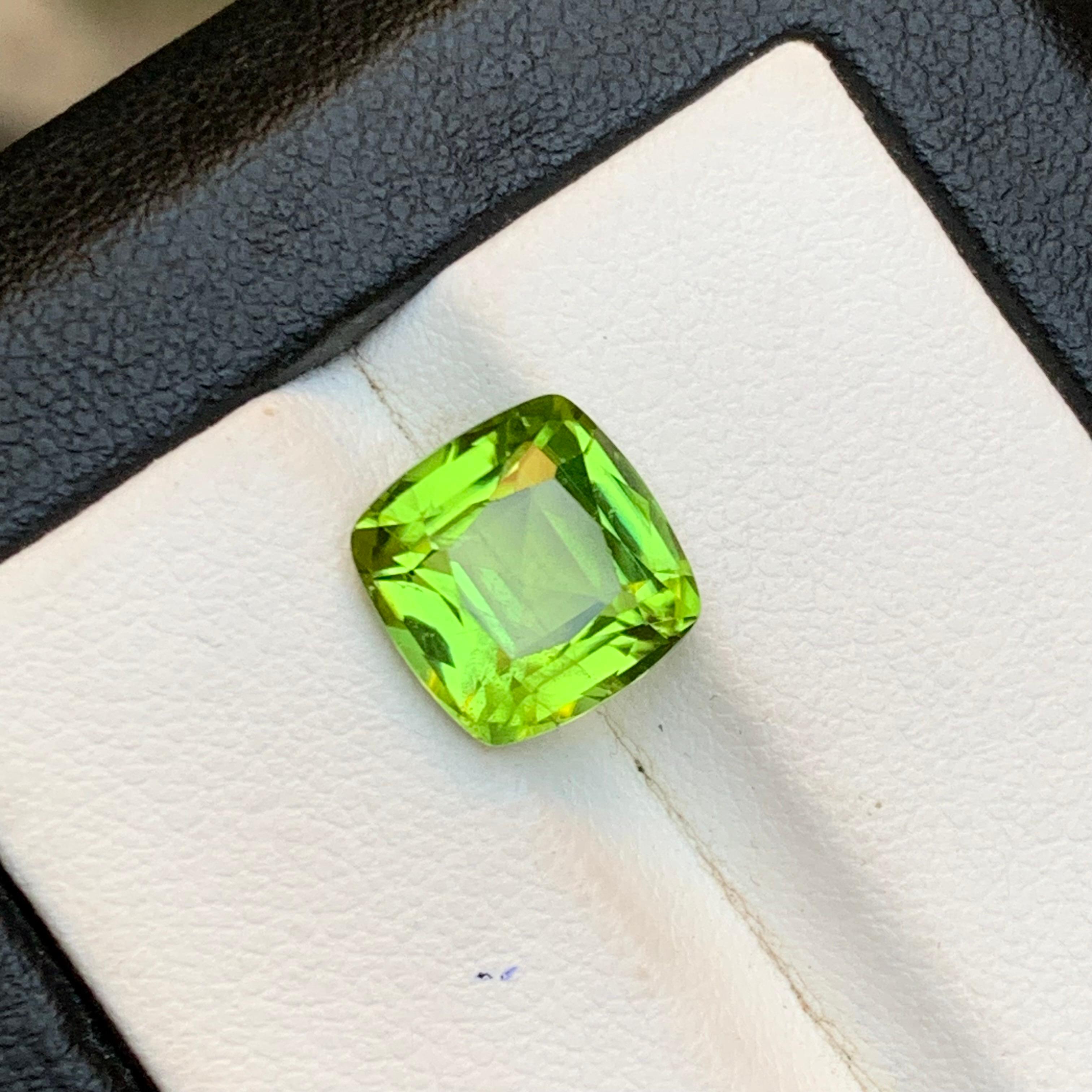 Peridot vert vif 4.20 Ct Cushion Cut Natural Loose Gemstone for Ring-Jewelry (Peridot vert vif 4.20 Ct Cushion Cut Natural Loose Gemstone (Peridot vert vif 4.20 Ct Cushion Cut Natural) pour bague-bijoux) en vente 2