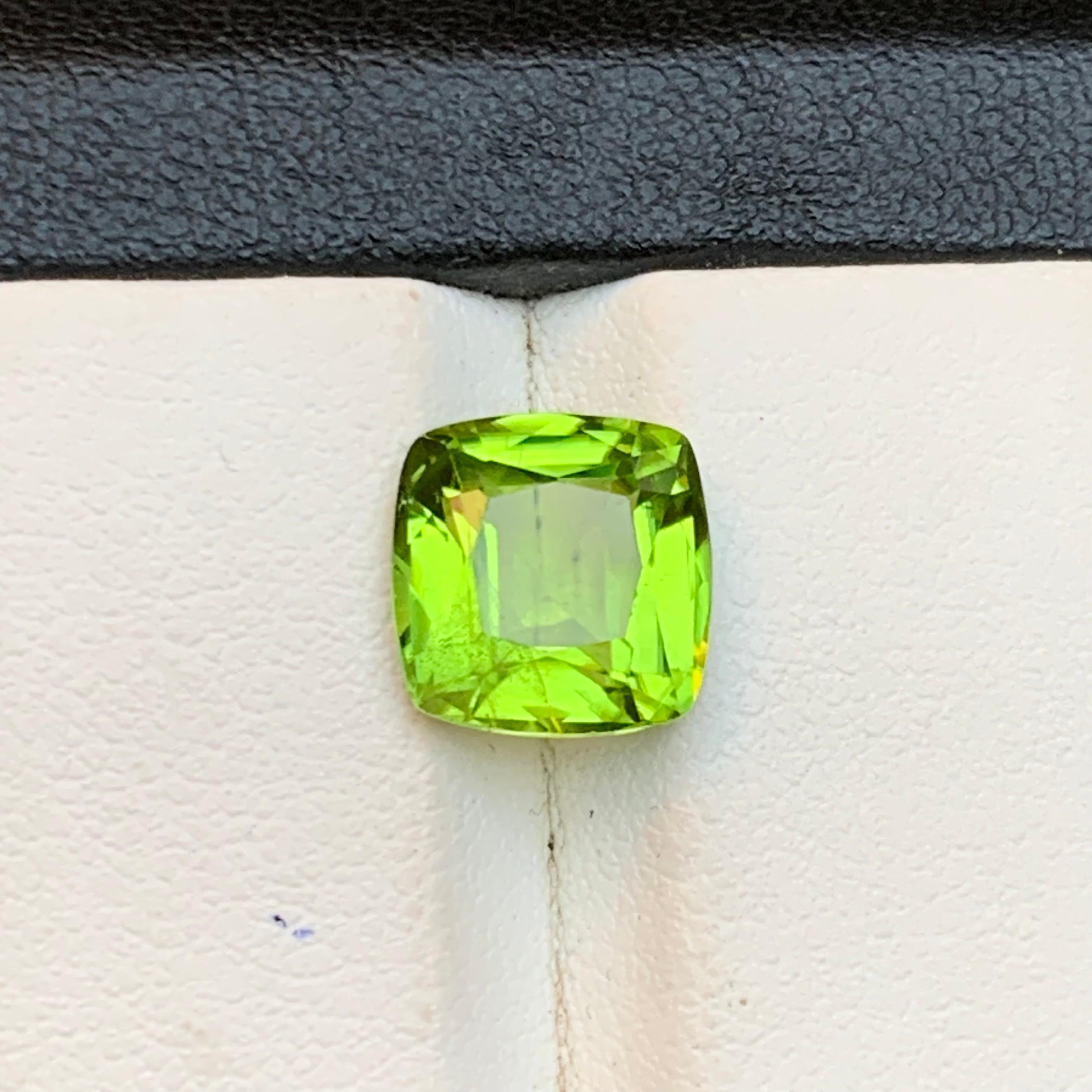 Peridot vert vif 4.20 Ct Cushion Cut Natural Loose Gemstone for Ring-Jewelry (Peridot vert vif 4.20 Ct Cushion Cut Natural Loose Gemstone (Peridot vert vif 4.20 Ct Cushion Cut Natural) pour bague-bijoux) en vente 3