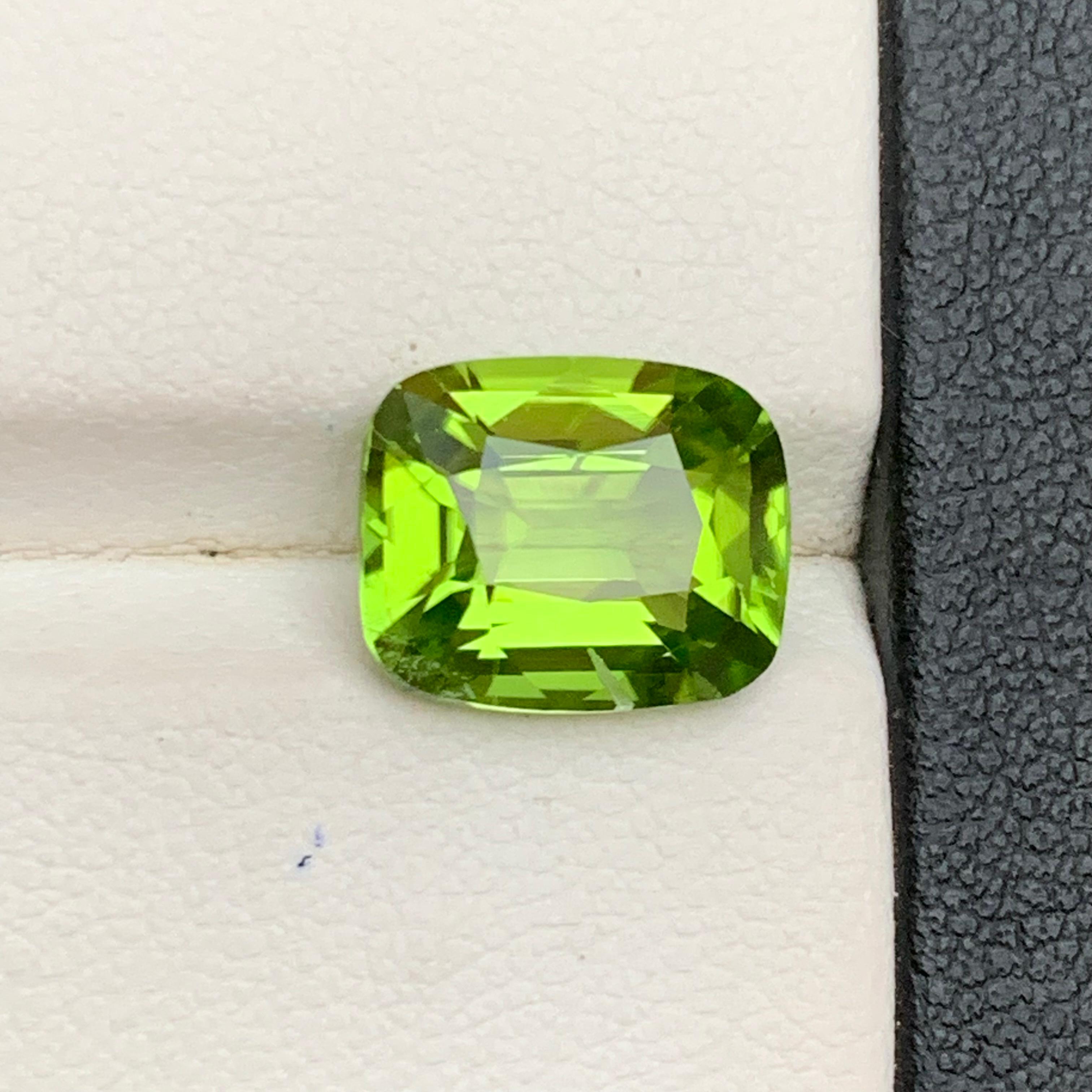 Peridoto verde vivo da 4.47 carati con taglio a cuscino Gemma naturale sfusa per anello Jewell in vendita 4