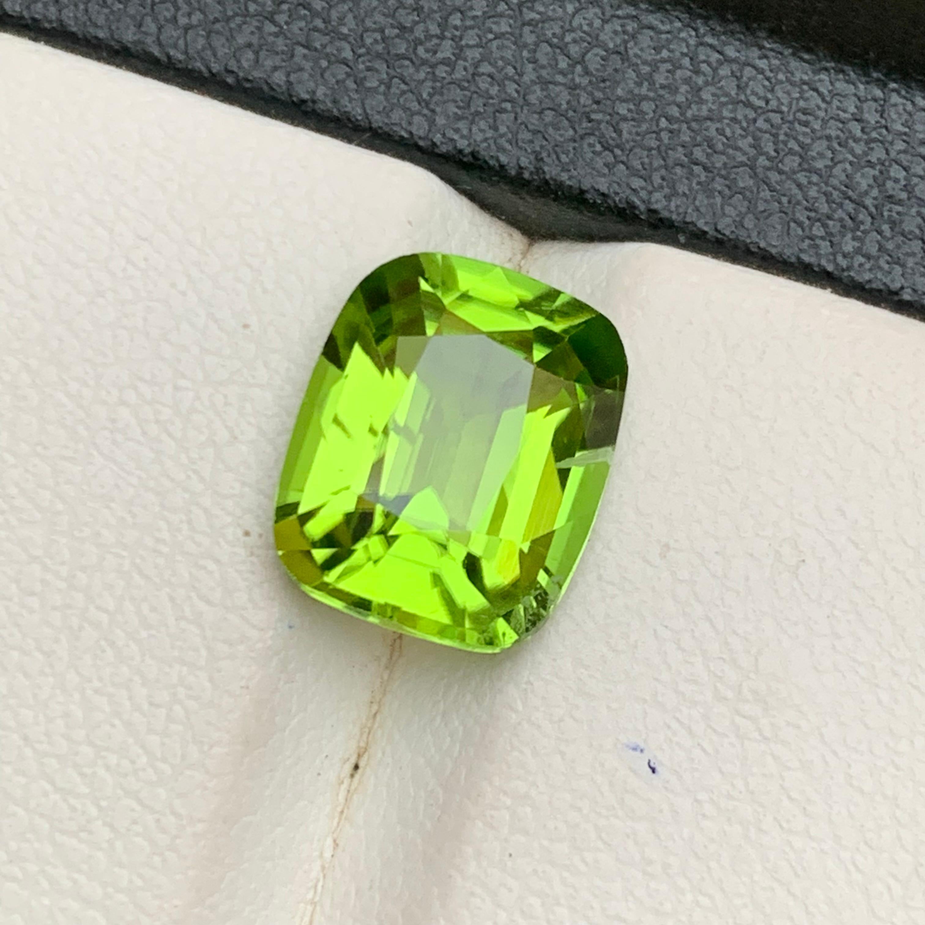 Peridoto verde vivo da 4.47 carati con taglio a cuscino Gemma naturale sfusa per anello Jewell in vendita 5