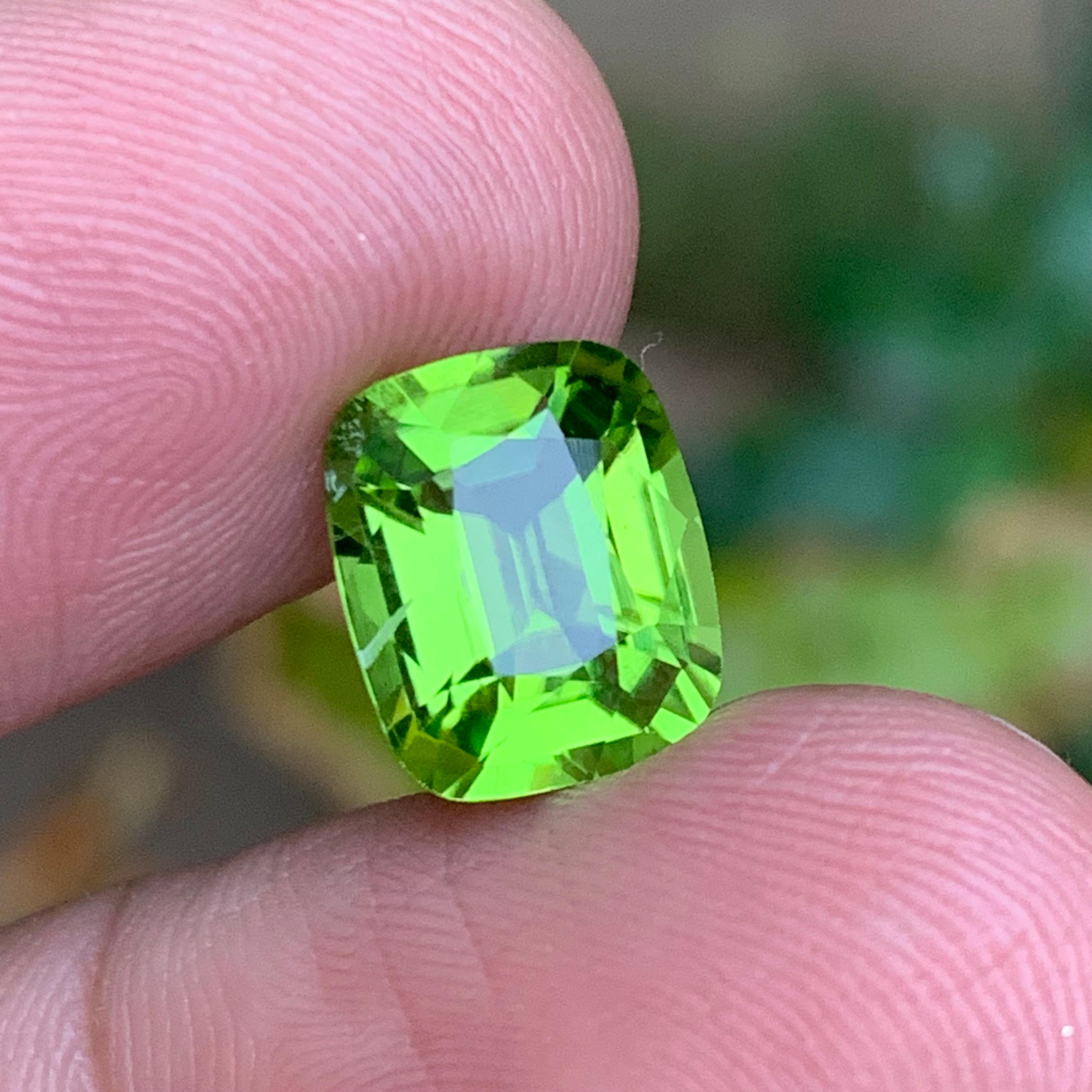 Peridoto verde vivo da 4.47 carati con taglio a cuscino Gemma naturale sfusa per anello Jewell in vendita 6