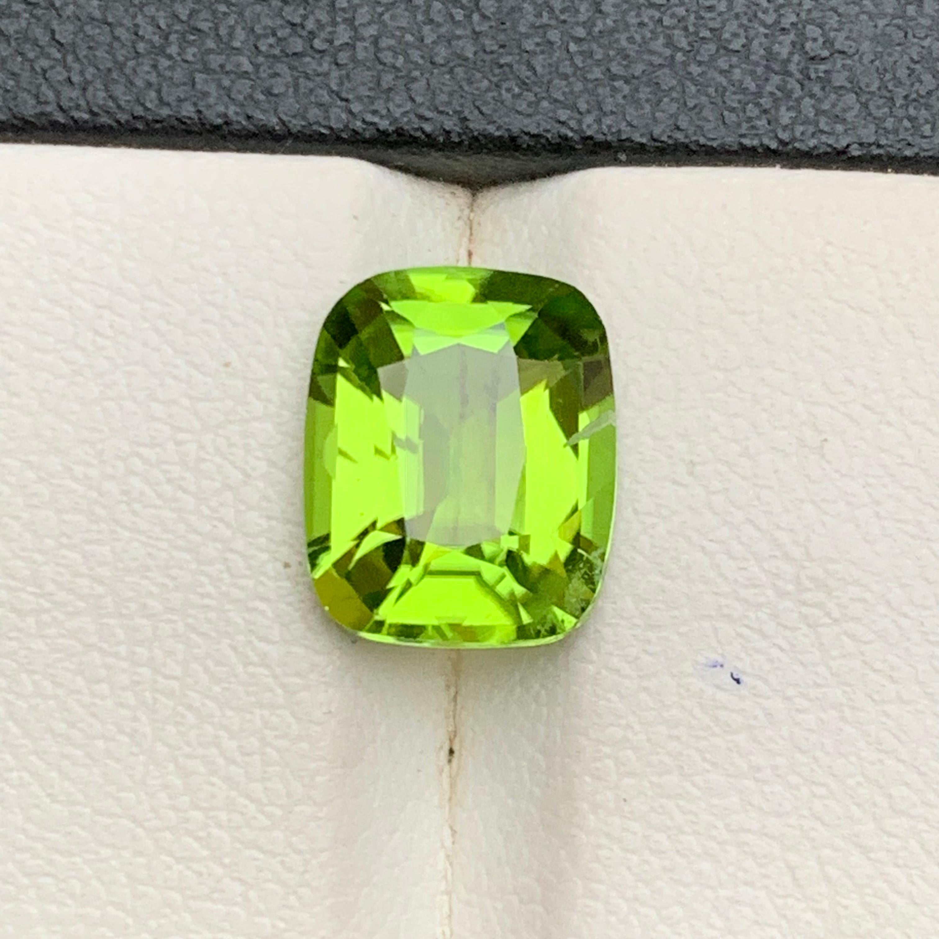 Peridoto verde vivo da 4.47 carati con taglio a cuscino Gemma naturale sfusa per anello Jewell in vendita 7