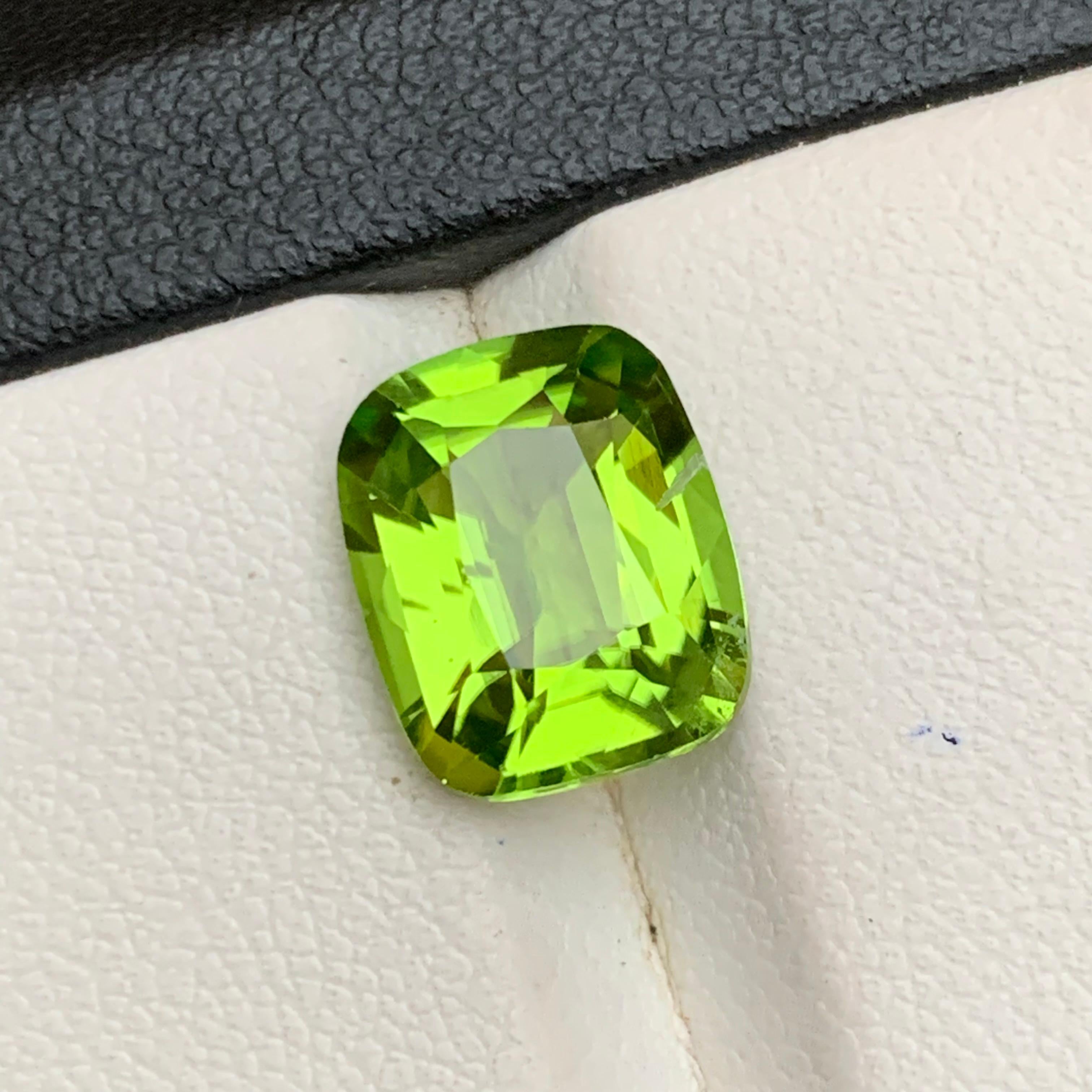 Contemporaneo Peridoto verde vivo da 4.47 carati con taglio a cuscino Gemma naturale sfusa per anello Jewell in vendita