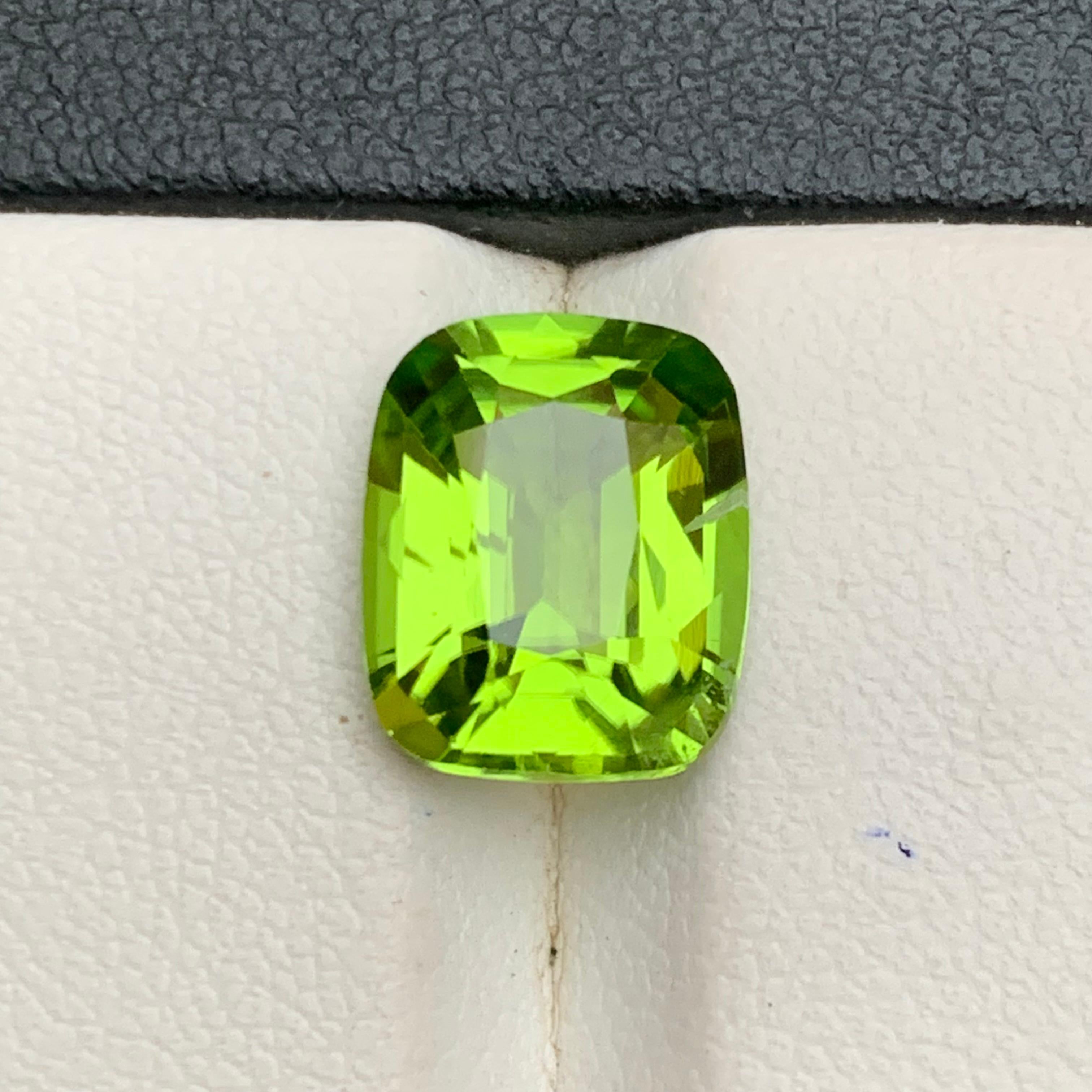 Taglio cuscino Peridoto verde vivo da 4.47 carati con taglio a cuscino Gemma naturale sfusa per anello Jewell in vendita