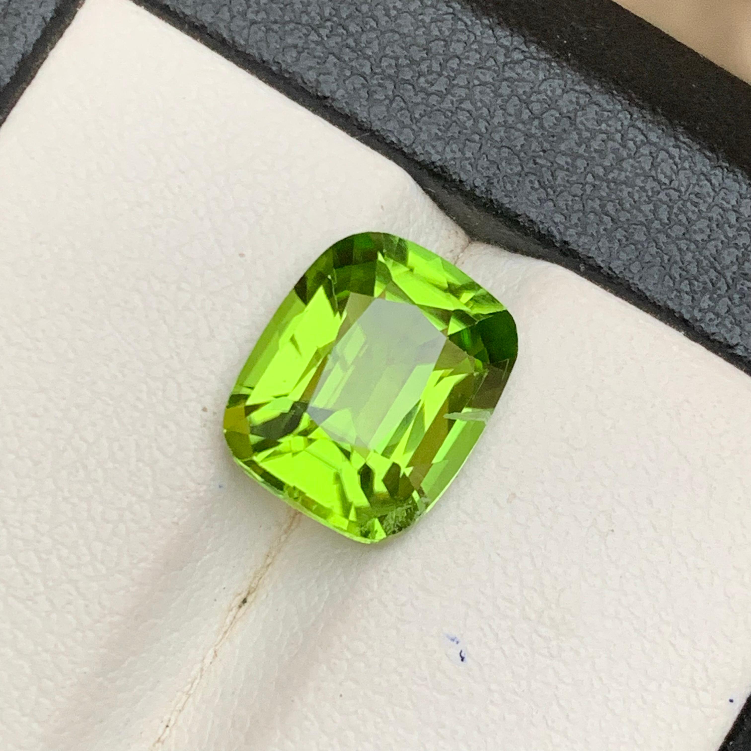 Peridoto verde vivo da 4.47 carati con taglio a cuscino Gemma naturale sfusa per anello Jewell In condizioni Nuovo in vendita a Peshawar, PK