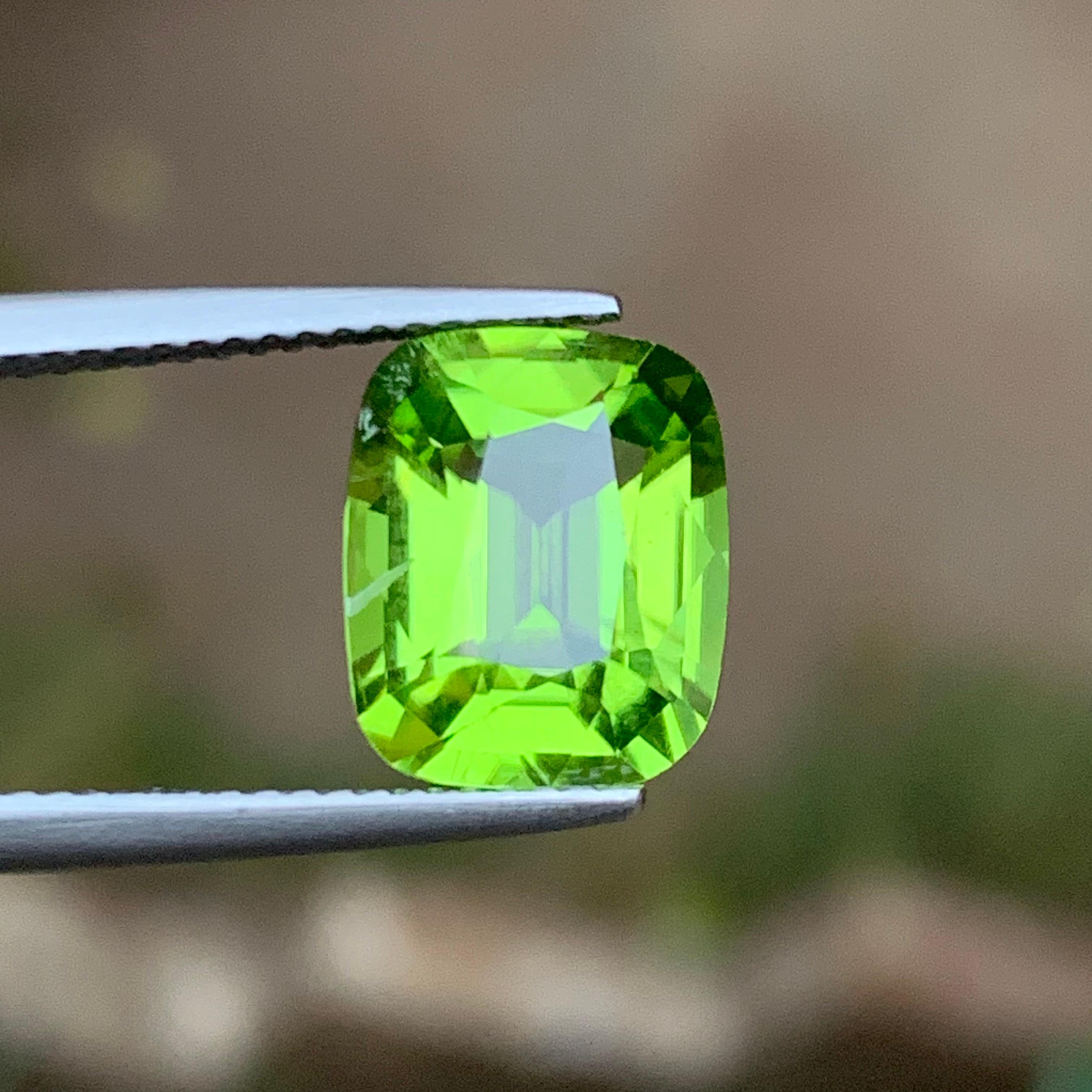 Peridoto verde vivo da 4.47 carati con taglio a cuscino Gemma naturale sfusa per anello Jewell in vendita 1