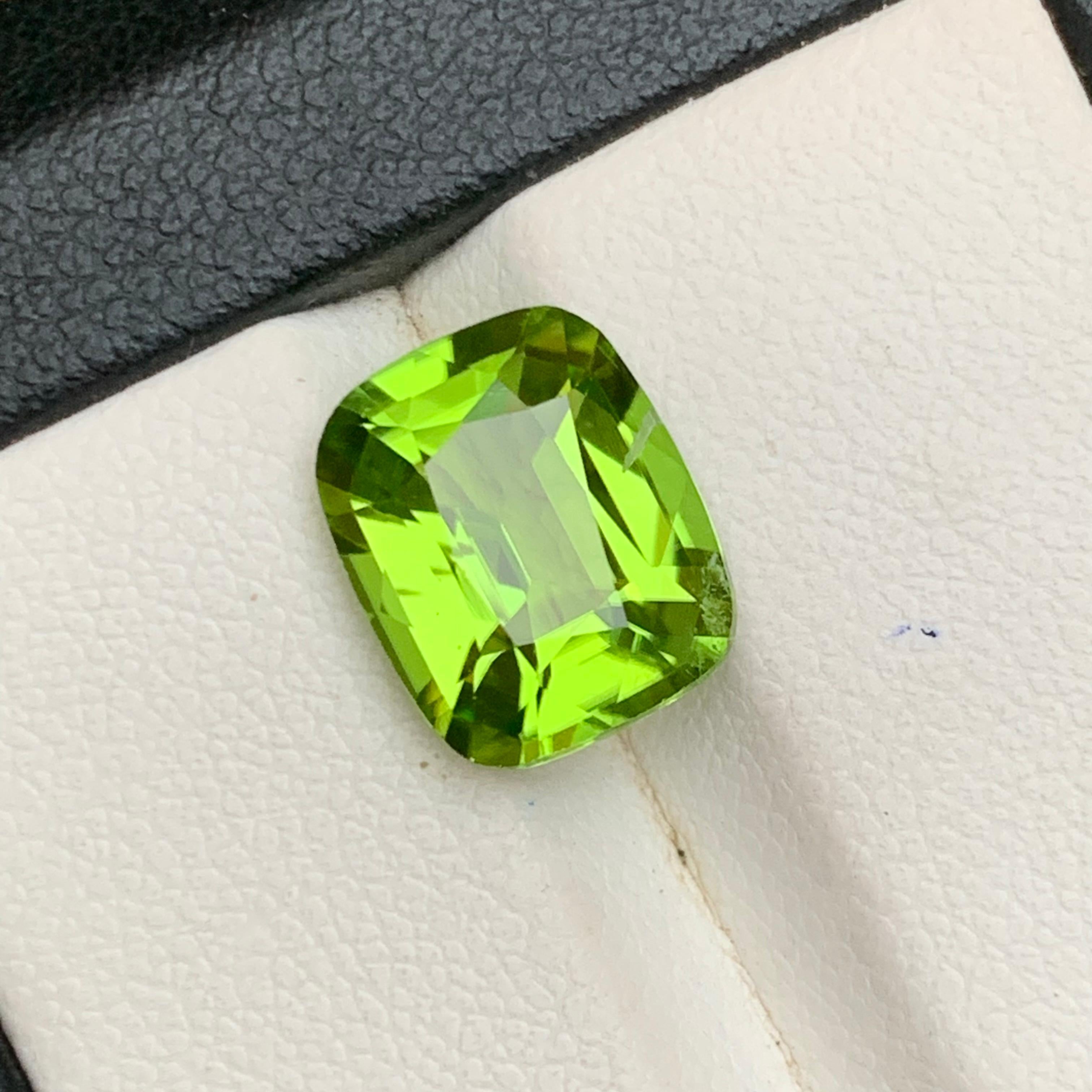 Peridoto verde vivo da 4.47 carati con taglio a cuscino Gemma naturale sfusa per anello Jewell in vendita 2