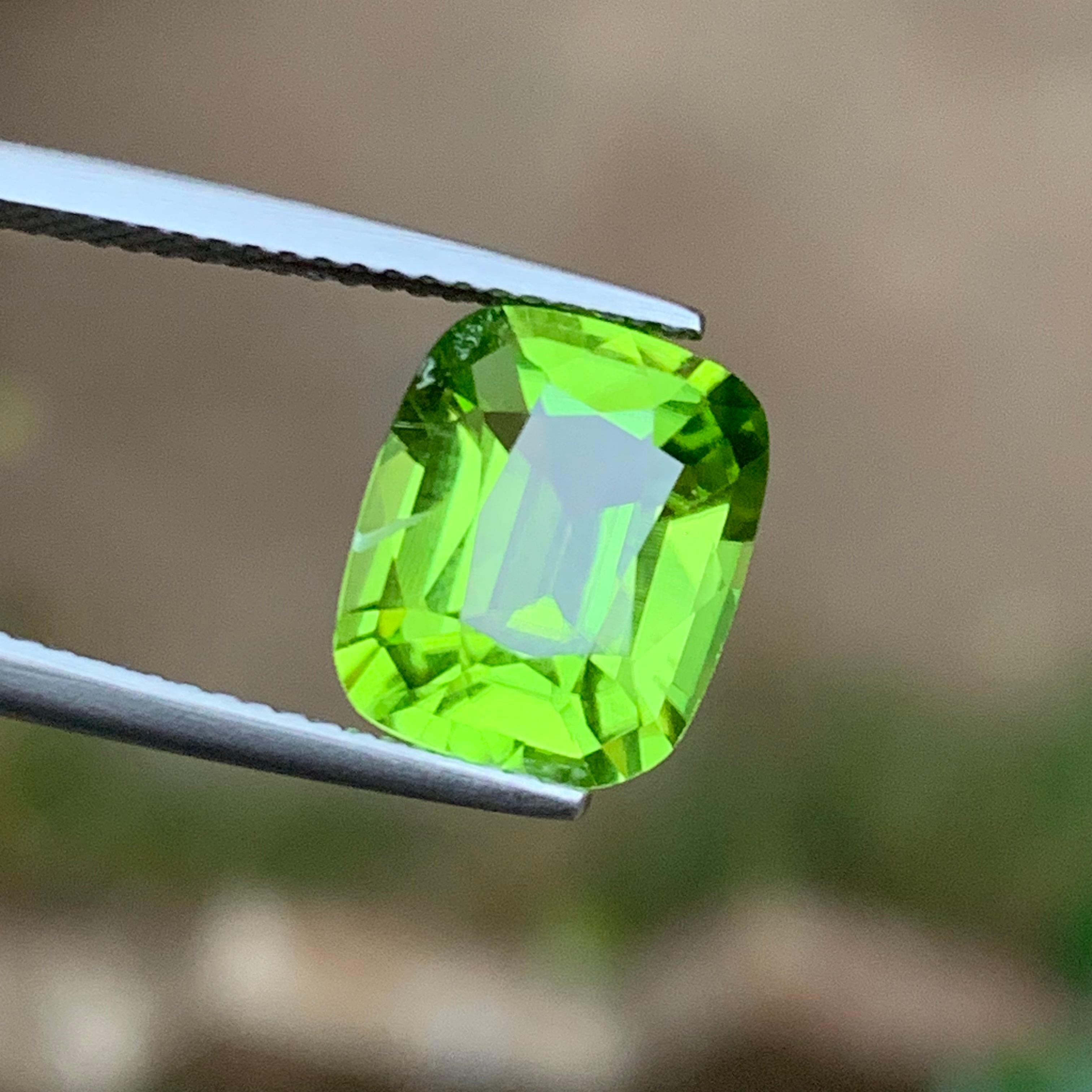 Peridoto verde vivo da 4.47 carati con taglio a cuscino Gemma naturale sfusa per anello Jewell in vendita 3