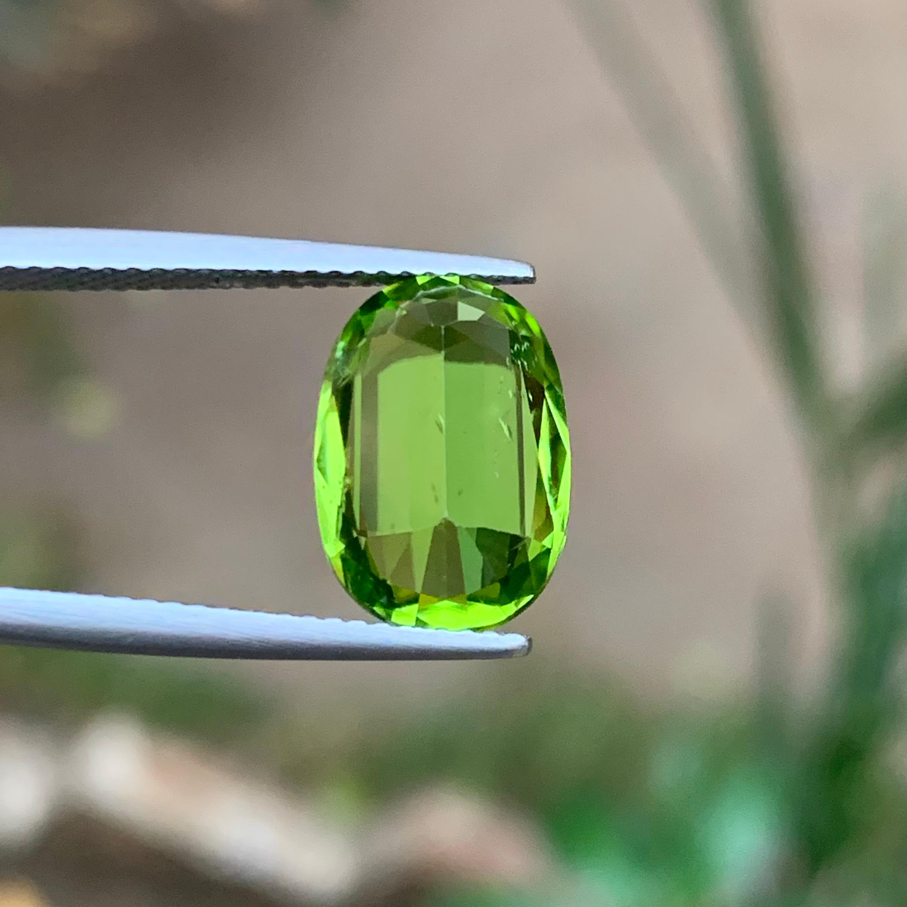 Lebendiger grüner Peridot 5,20 Ct Ovalschliff Natürlicher loser Edelstein für Ring oder Schmuck im Angebot 5