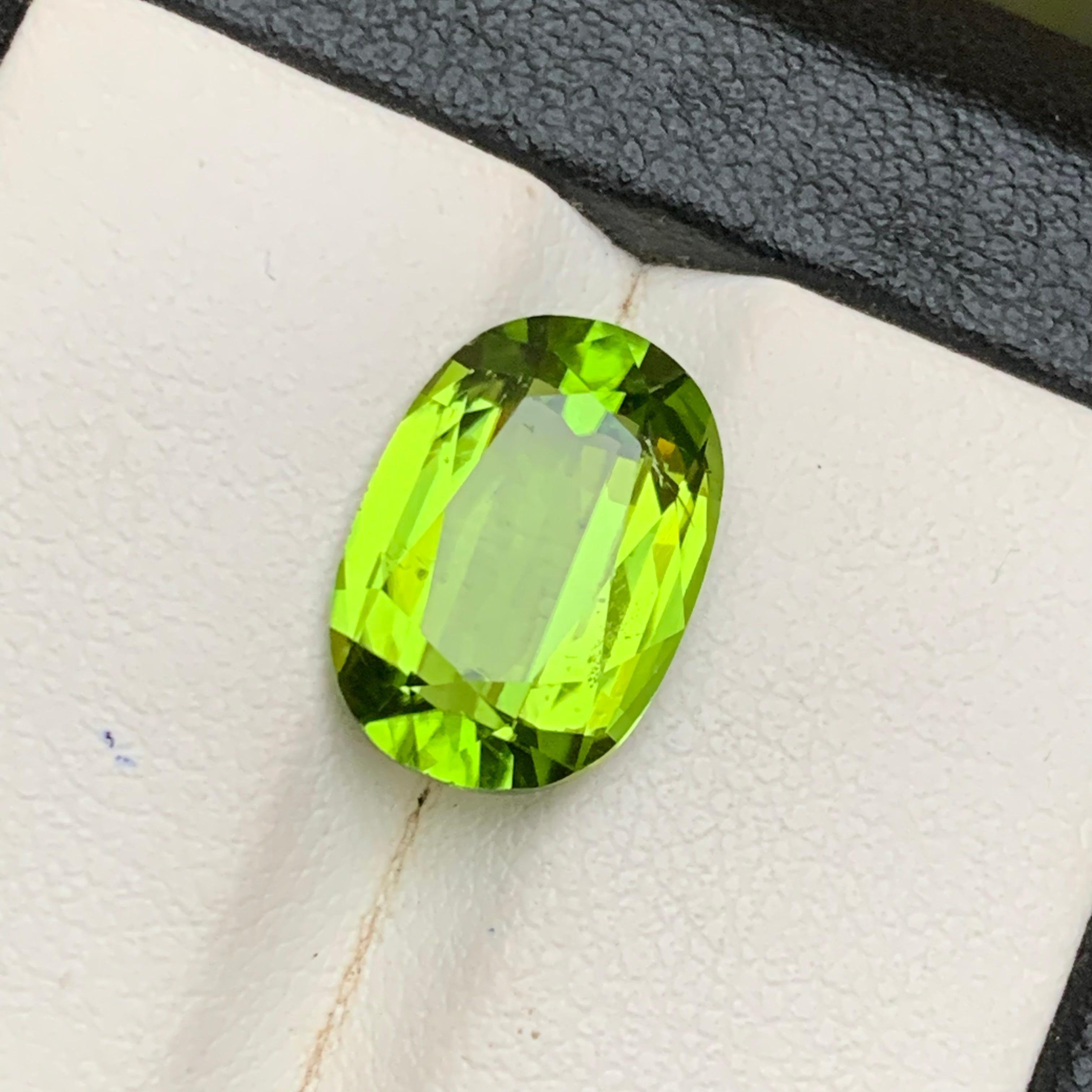 Lebendiger grüner Peridot 5,20 Ct Ovalschliff Natürlicher loser Edelstein für Ring oder Schmuck (Zeitgenössisch) im Angebot