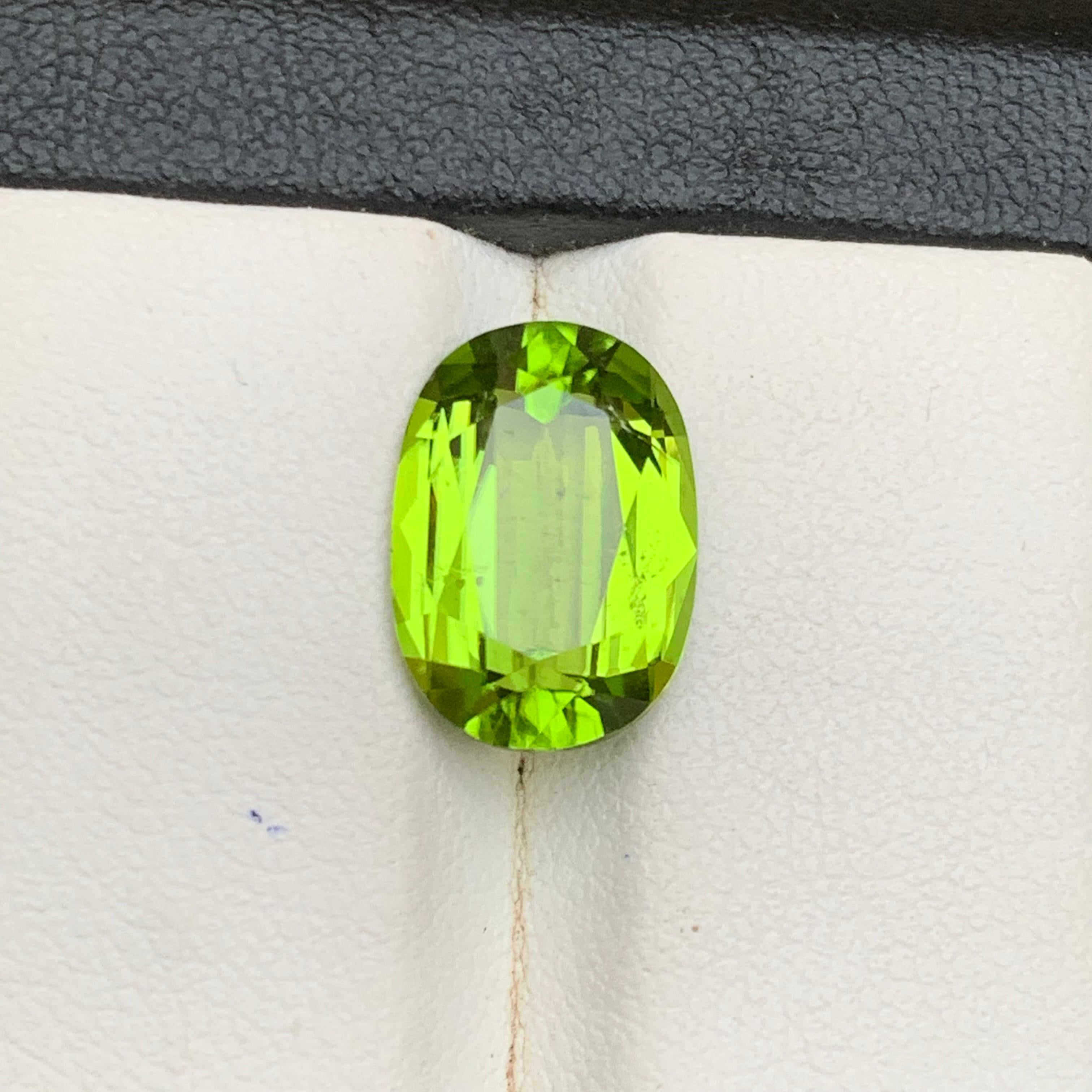 Lebendiger grüner Peridot 5,20 Ct Ovalschliff Natürlicher loser Edelstein für Ring oder Schmuck im Zustand „Neu“ im Angebot in Peshawar, PK