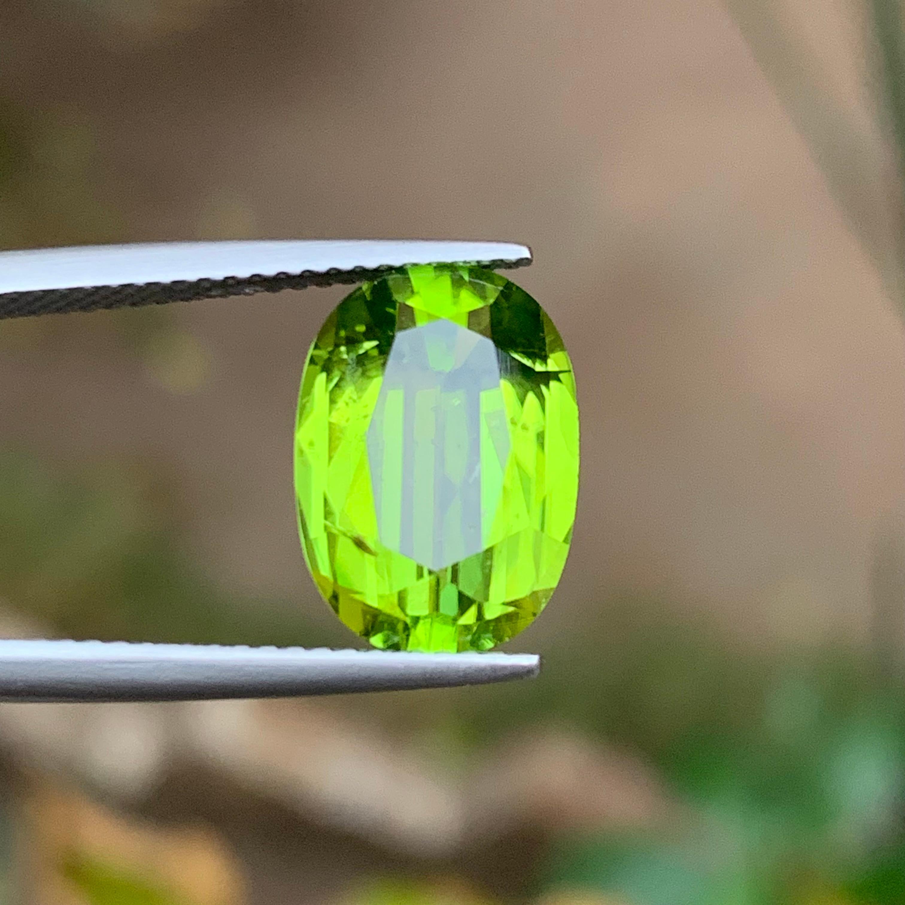 Lebendiger grüner Peridot 5,20 Ct Ovalschliff Natürlicher loser Edelstein für Ring oder Schmuck für Damen oder Herren im Angebot