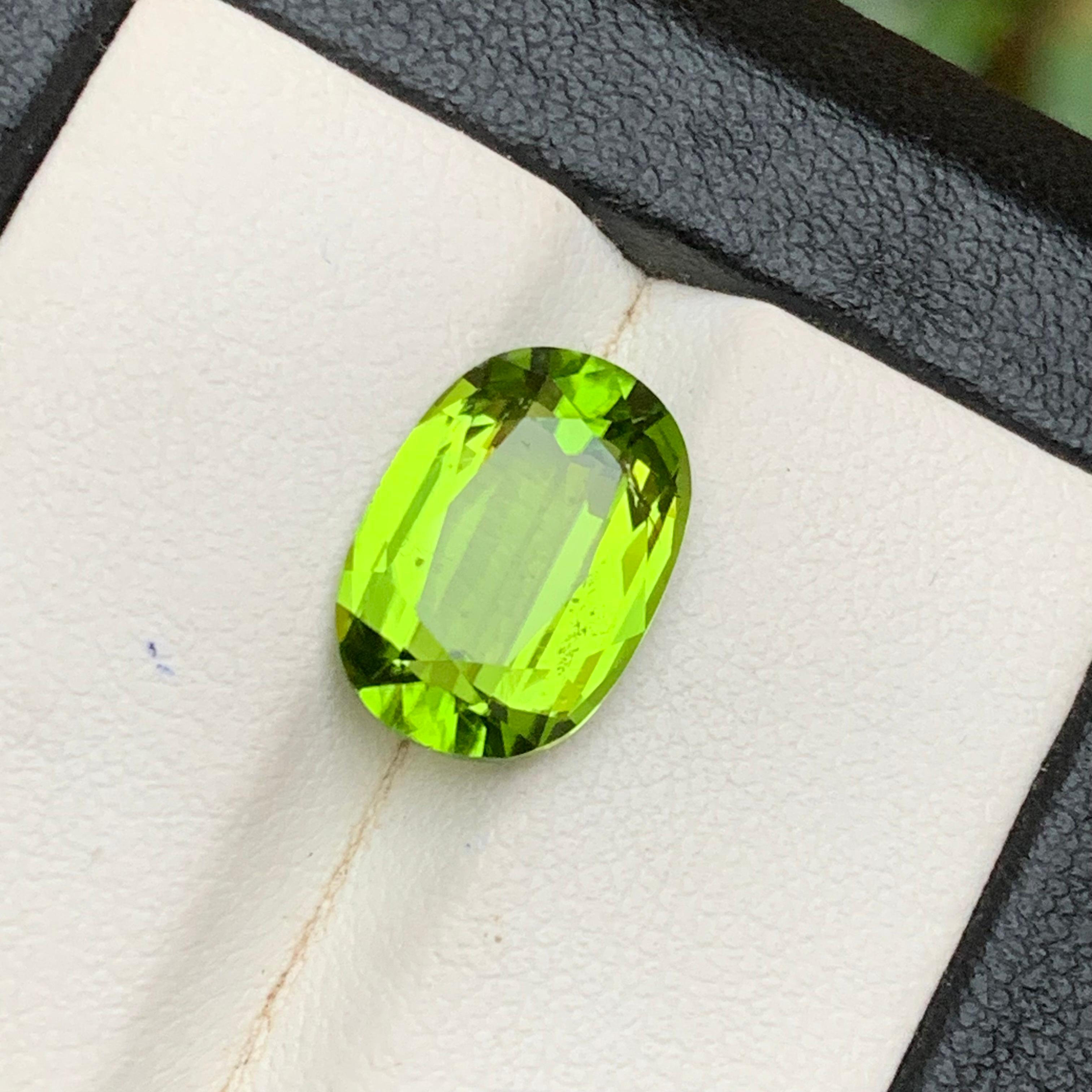 Lebendiger grüner Peridot 5,20 Ct Ovalschliff Natürlicher loser Edelstein für Ring oder Schmuck im Angebot 1