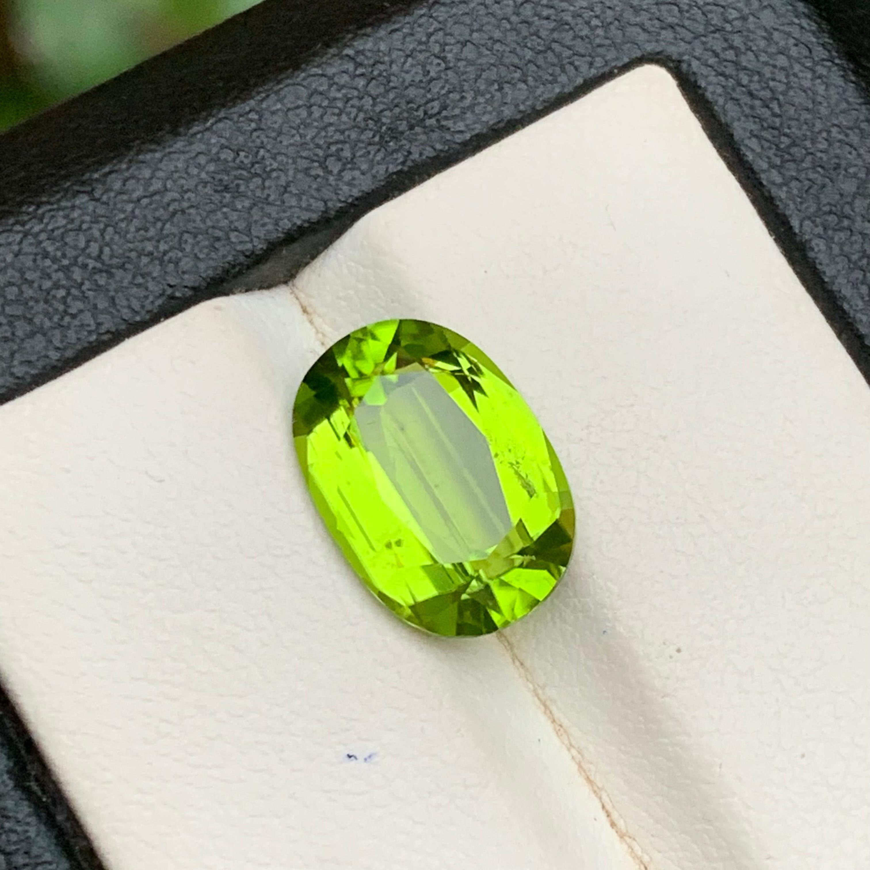 Lebendiger grüner Peridot 5,20 Ct Ovalschliff Natürlicher loser Edelstein für Ring oder Schmuck im Angebot 3