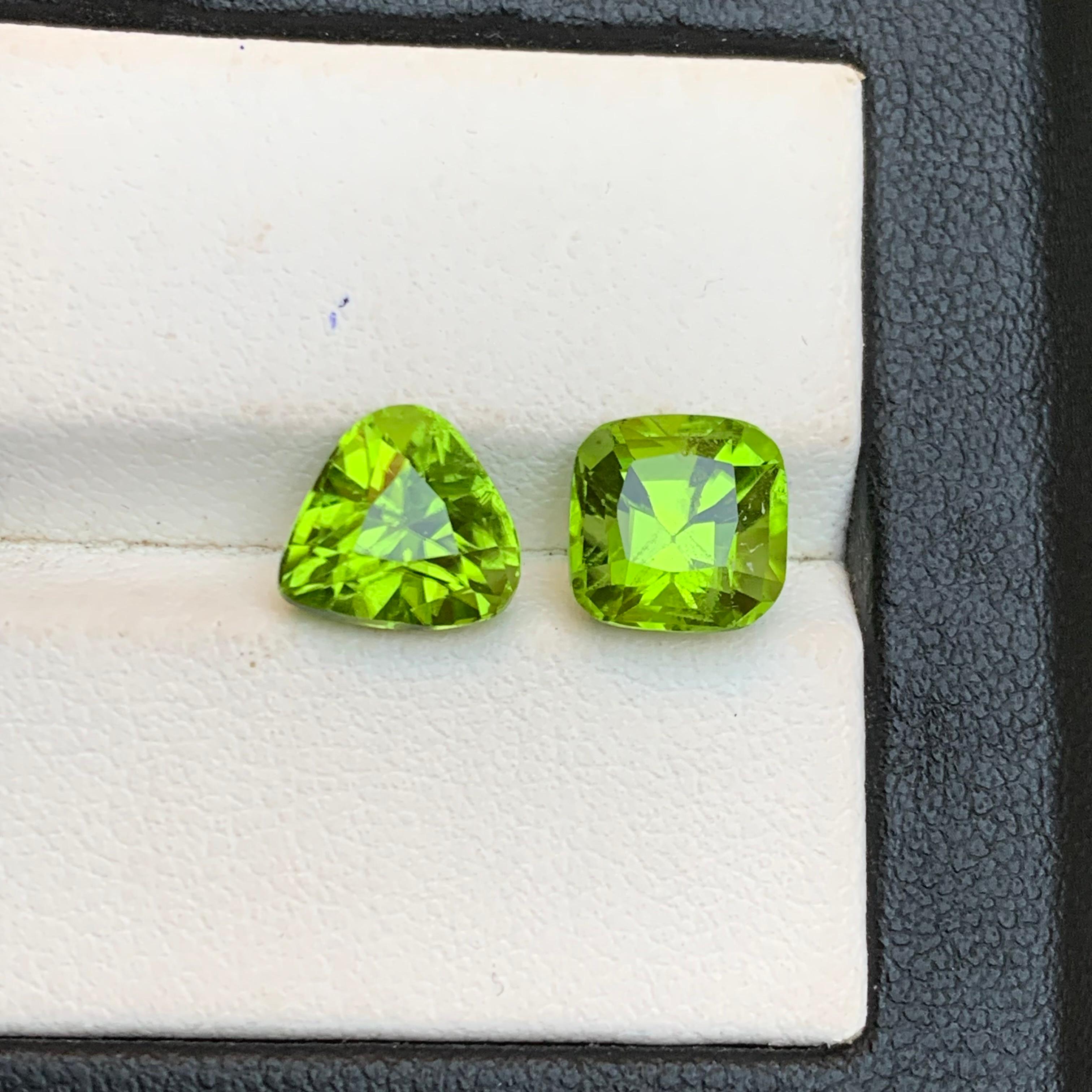 Contemporaneo Peridoto verde vivo da 5,50 carati con taglio a cuscino e a pera - Gemme naturali sfuse - Gioielleria in vendita