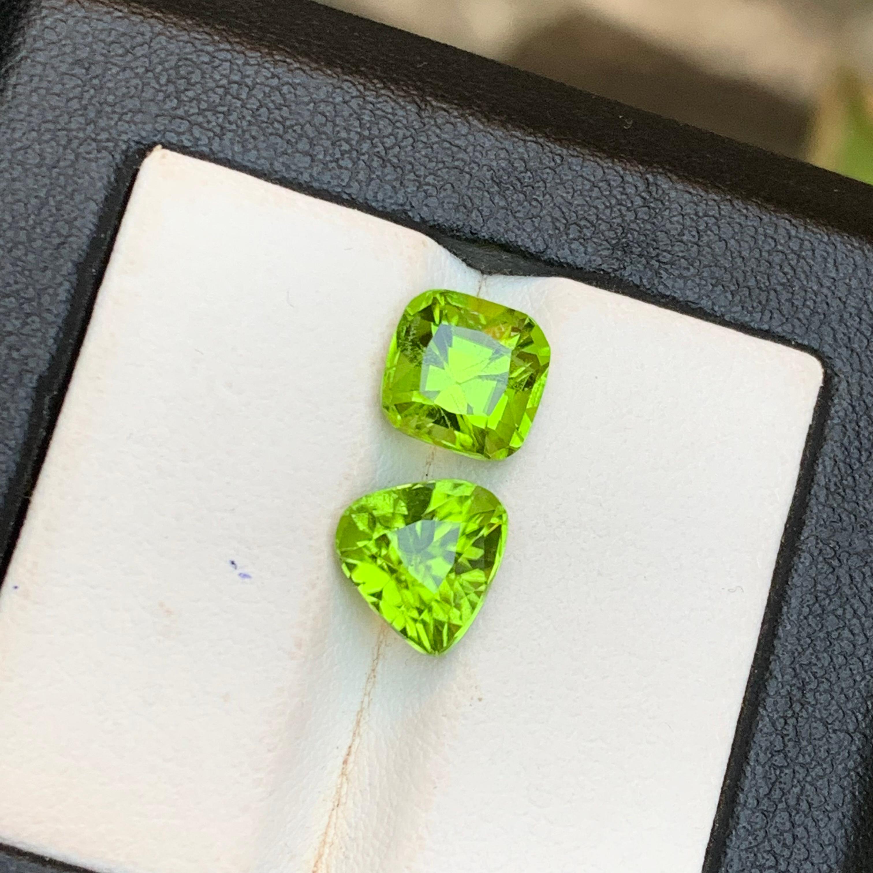 Taglio cuscino Peridoto verde vivo da 5,50 carati con taglio a cuscino e a pera - Gemme naturali sfuse - Gioielleria in vendita