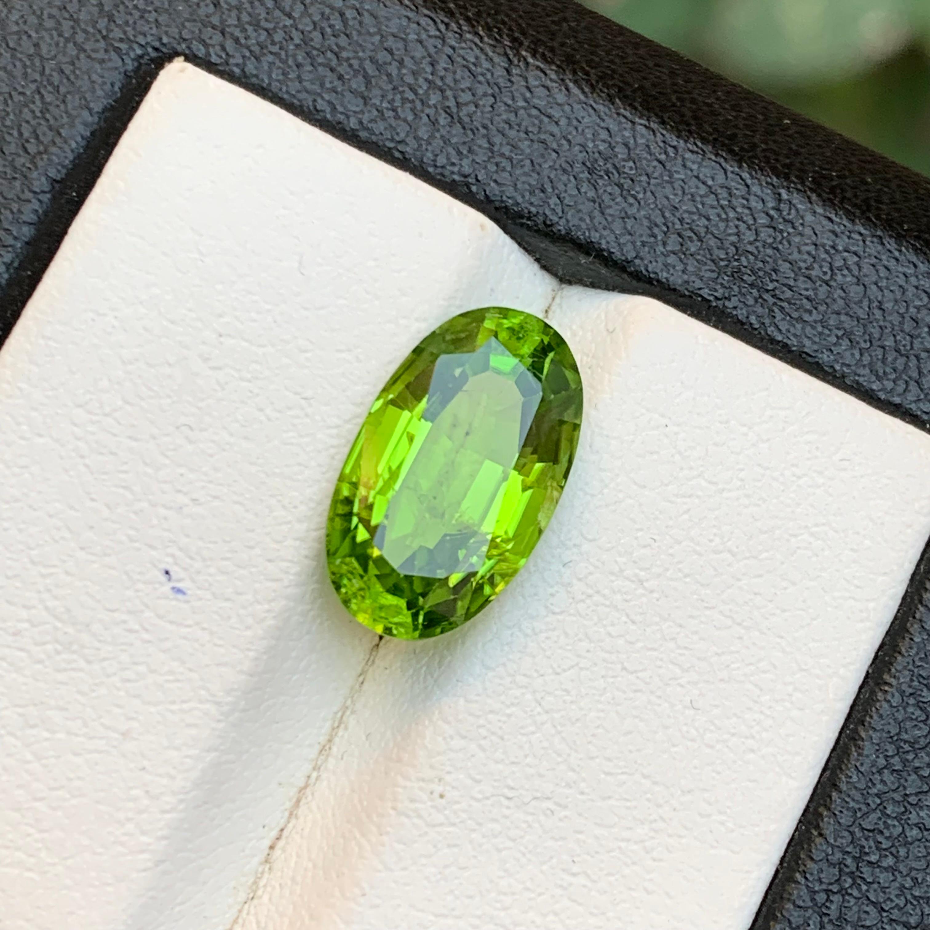 Peridot vert vif 5.57 Ct Oval Cut Natural Loose Gemstone for Ring - Bijoux en vente 4