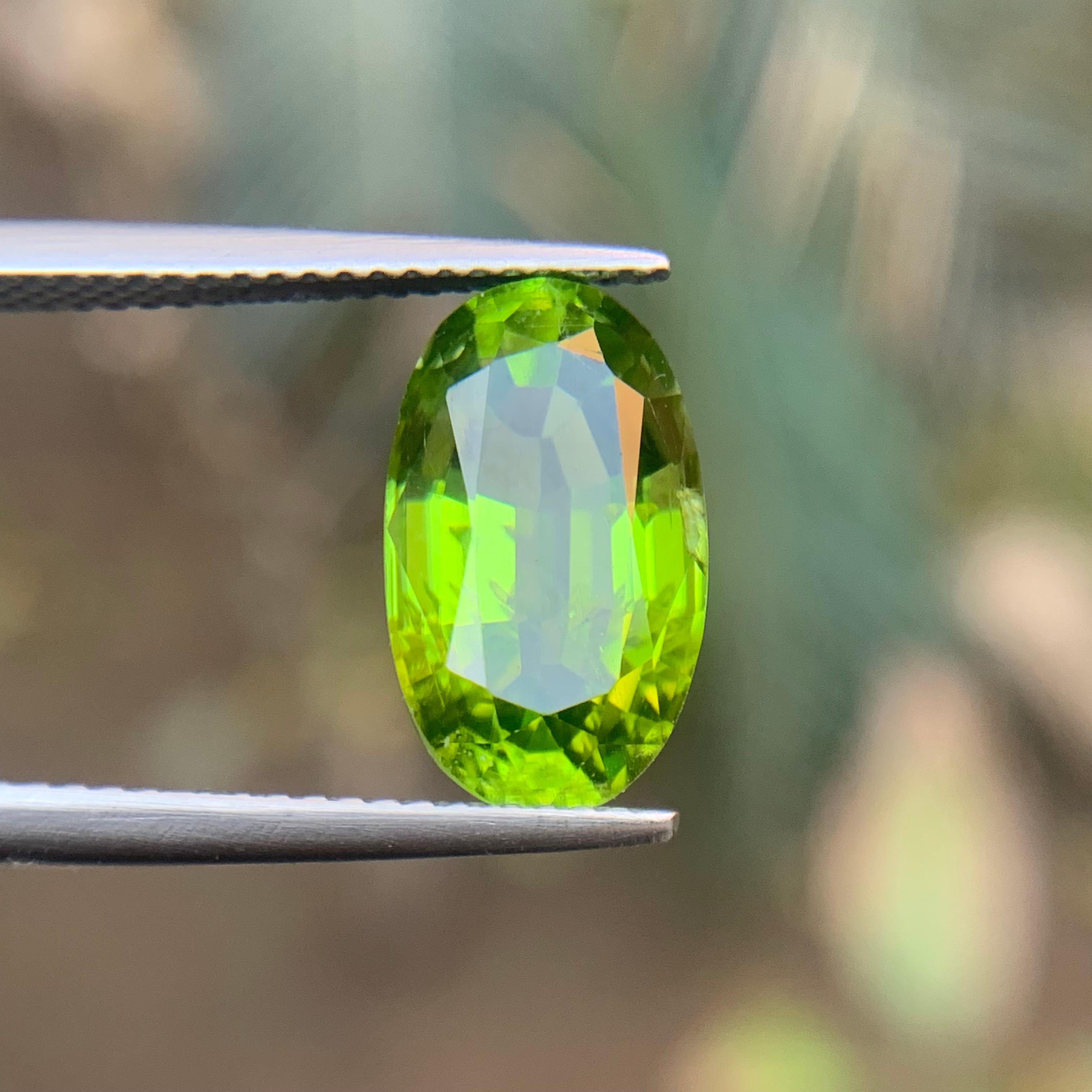 Peridot vert vif 5.57 Ct Oval Cut Natural Loose Gemstone for Ring - Bijoux en vente 5