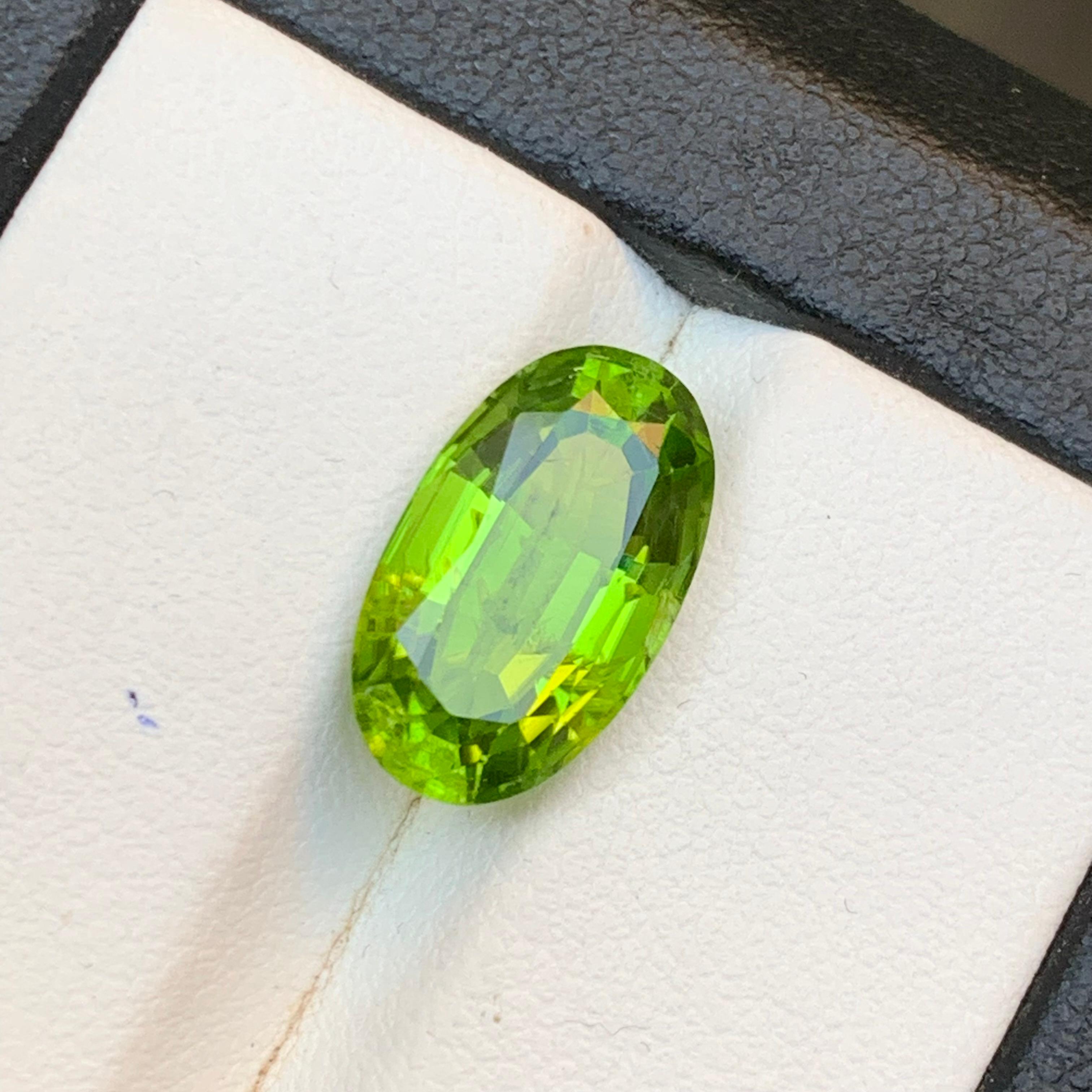 Péridot naturel vert vif Pierre précieuse en vrac  pour bague, collier, pendentif ou tout autre bijou - taille coussin ovale de la mine Supat, Kohistan Pakistan !

💎 TYPE DE PIERRE PRÉCIEUSE : Péridot
⚖️ POIDS : 5.57 Carats
🪚 SHAPE & CUT : Coupe