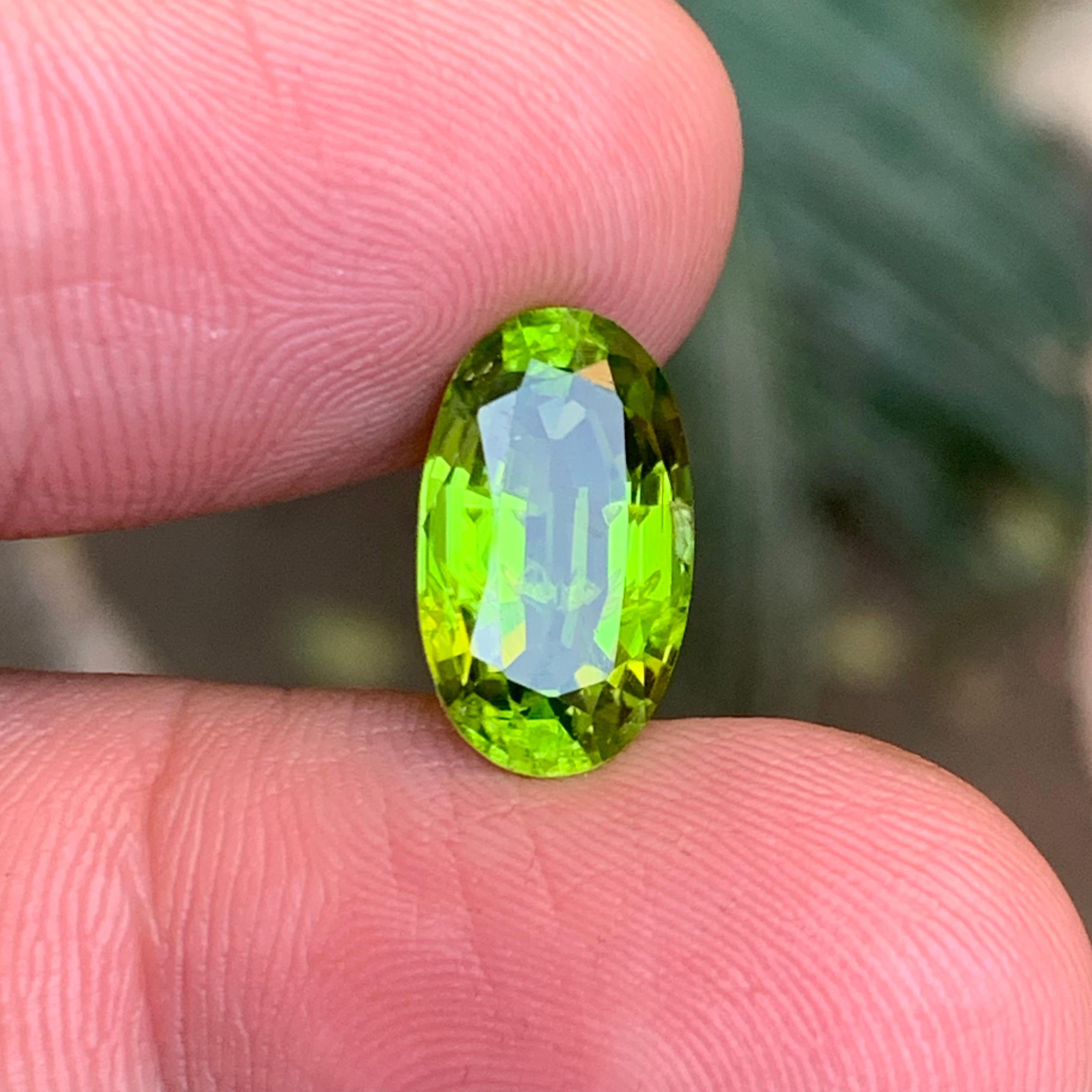 Contemporain Peridot vert vif 5.57 Ct Oval Cut Natural Loose Gemstone for Ring - Bijoux en vente