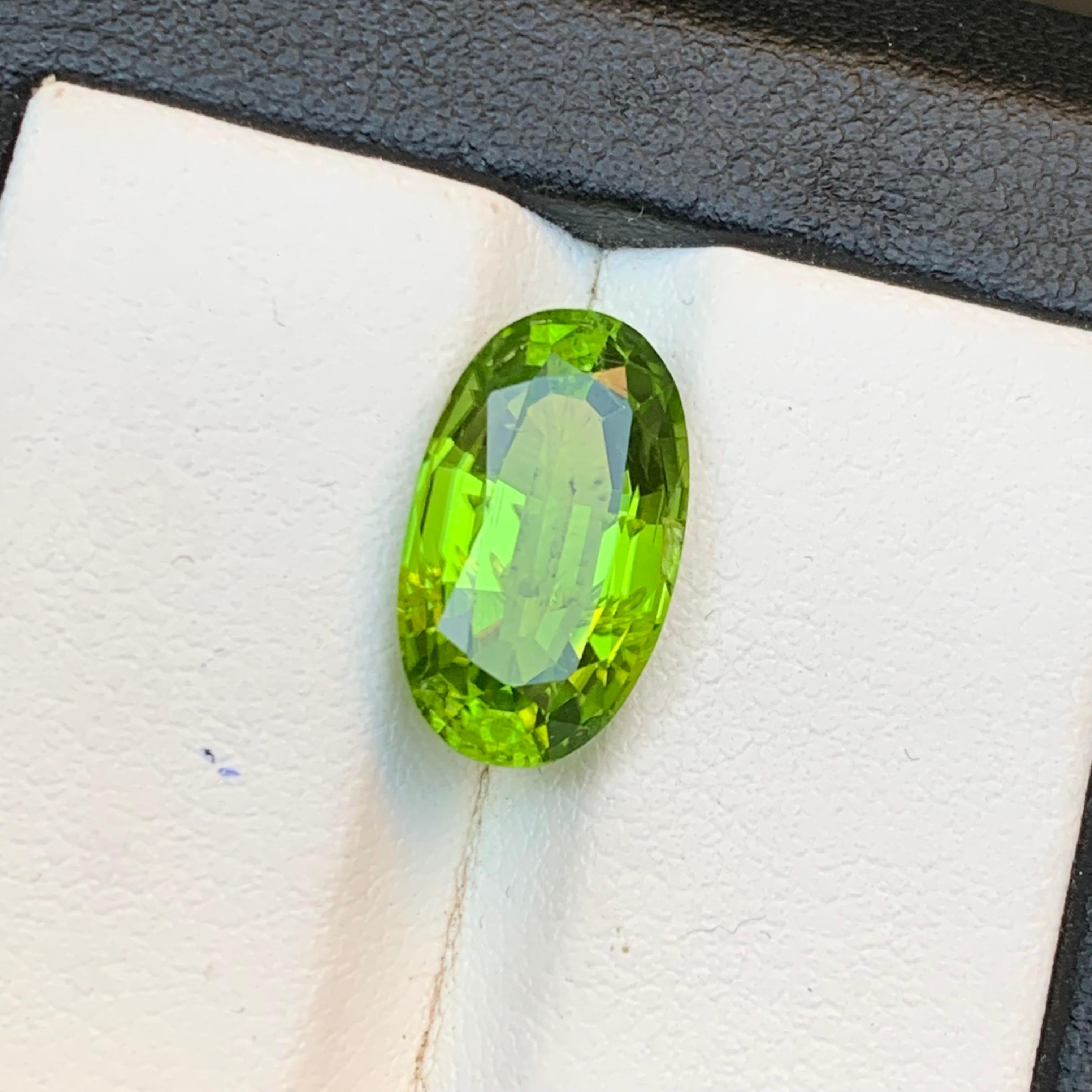 Taille ovale Peridot vert vif 5.57 Ct Oval Cut Natural Loose Gemstone for Ring - Bijoux en vente