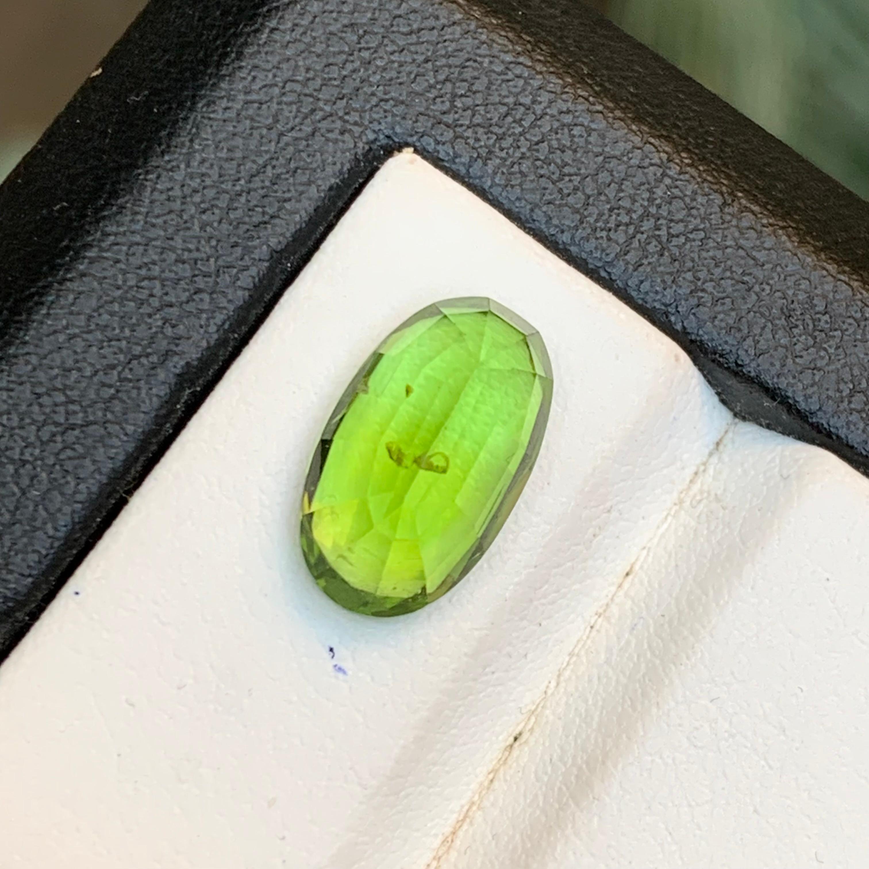 Peridot vert vif 5.57 Ct Oval Cut Natural Loose Gemstone for Ring - Bijoux Neuf - En vente à Peshawar, PK