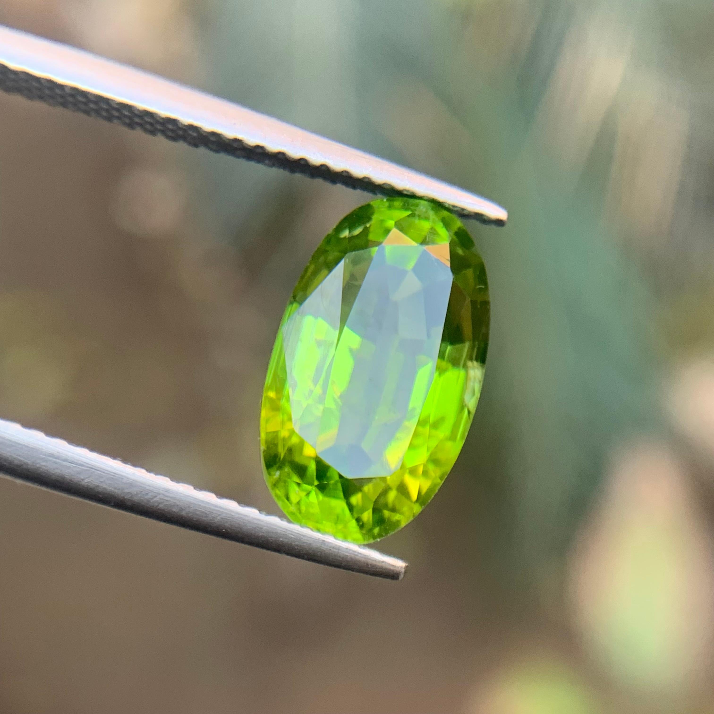 Peridot vert vif 5.57 Ct Oval Cut Natural Loose Gemstone for Ring - Bijoux Unisexe en vente