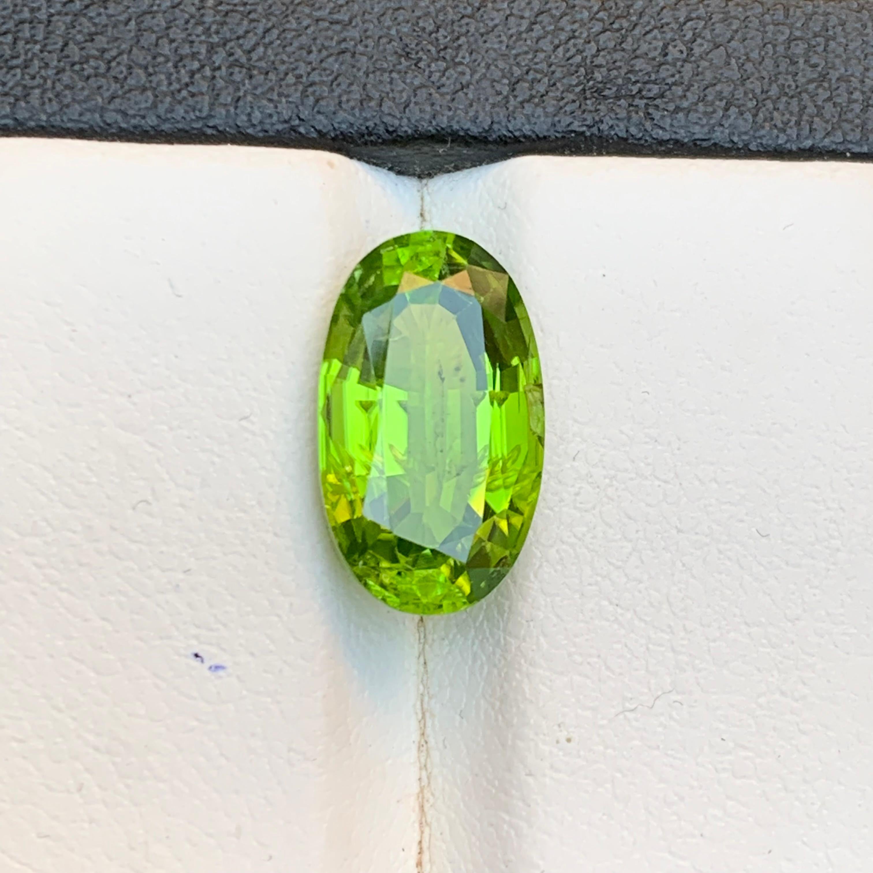 Peridot vert vif 5.57 Ct Oval Cut Natural Loose Gemstone for Ring - Bijoux en vente 1