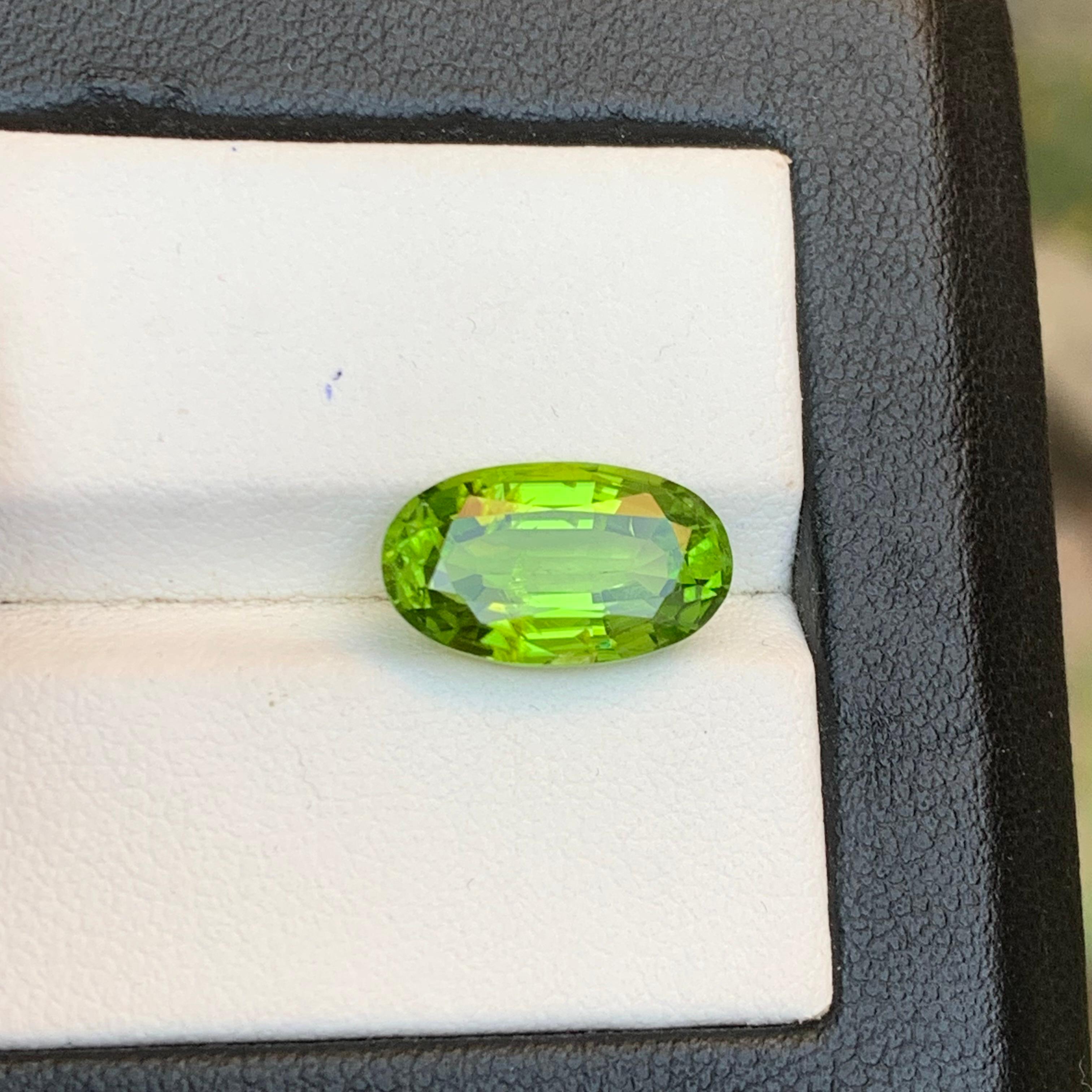 Peridot vert vif 5.57 Ct Oval Cut Natural Loose Gemstone for Ring - Bijoux en vente 2