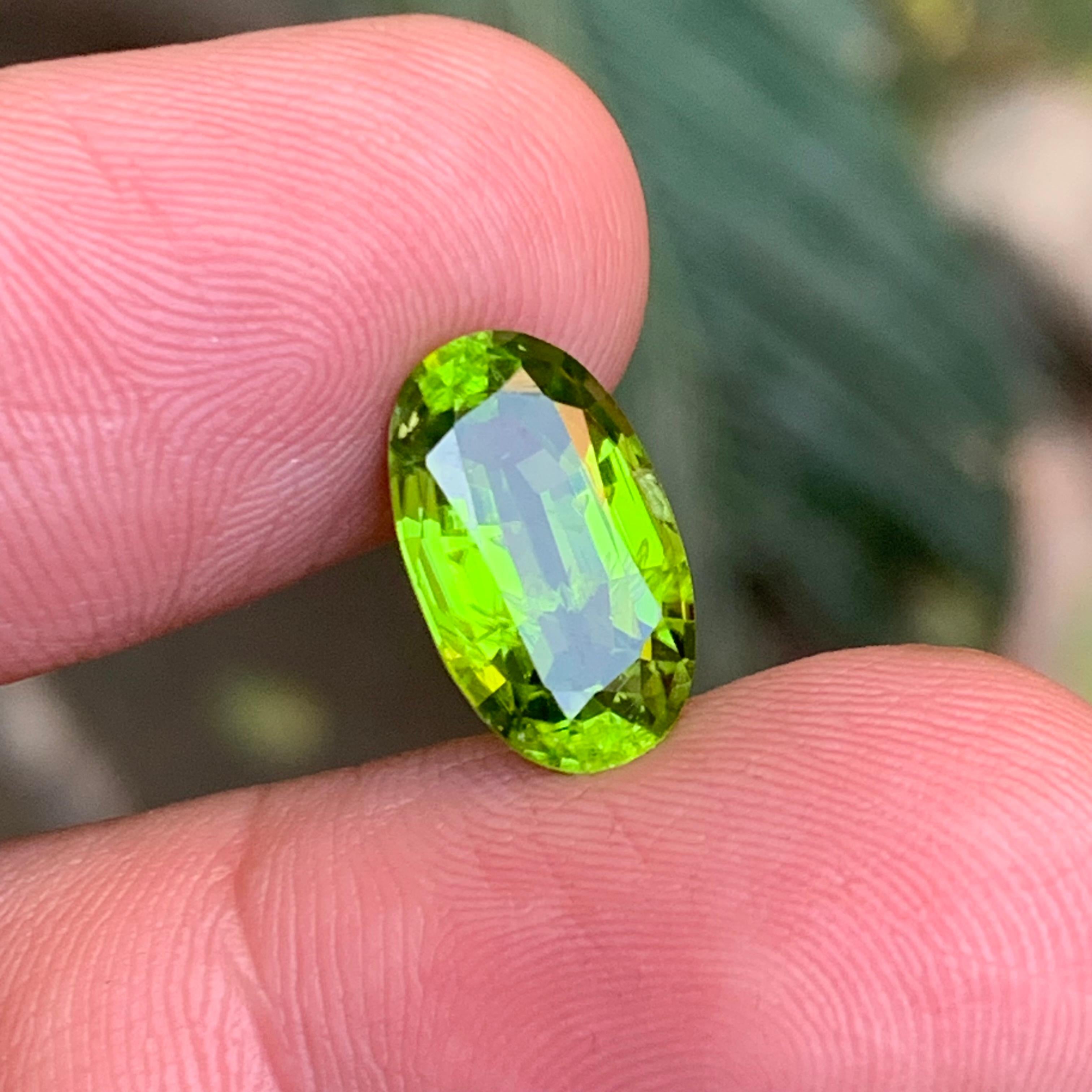 Peridot vert vif 5.57 Ct Oval Cut Natural Loose Gemstone for Ring - Bijoux en vente 3