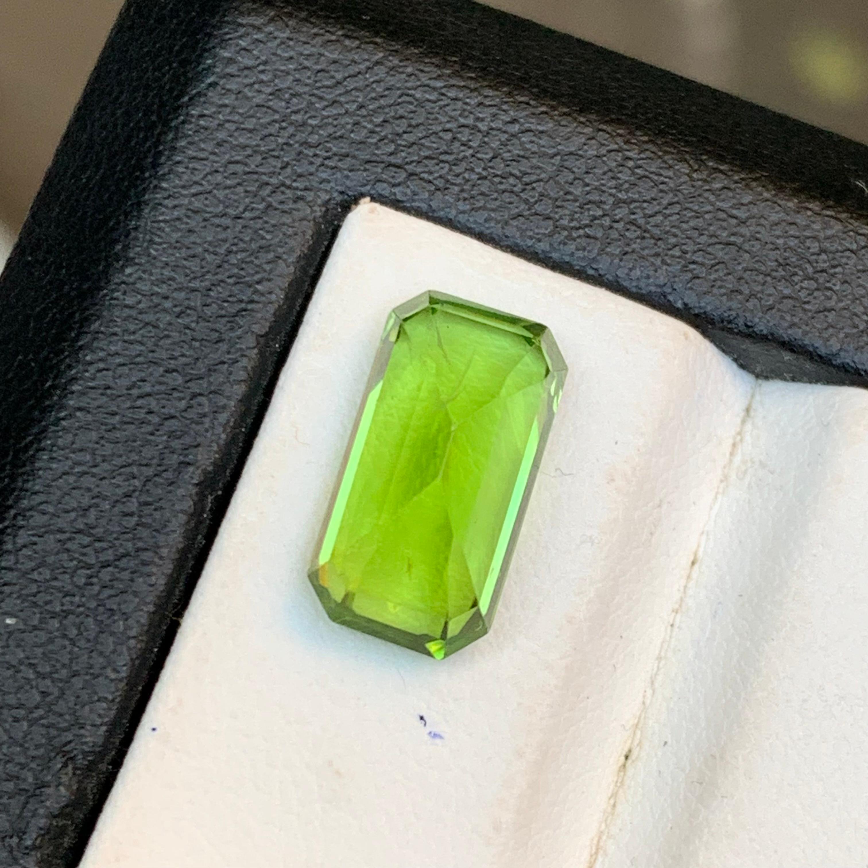 Peridot vert vif 6.14 Ct Emerald Cut Natural Loose Gemstone for Ring-Jewelry (Peridot vert vif 6.14 Ct Emerald Cut Natural Loose Gemstone (Peridot vert vif 6.14 Ct Emerald Cut Natural) pour bague-bijoux) en vente 4