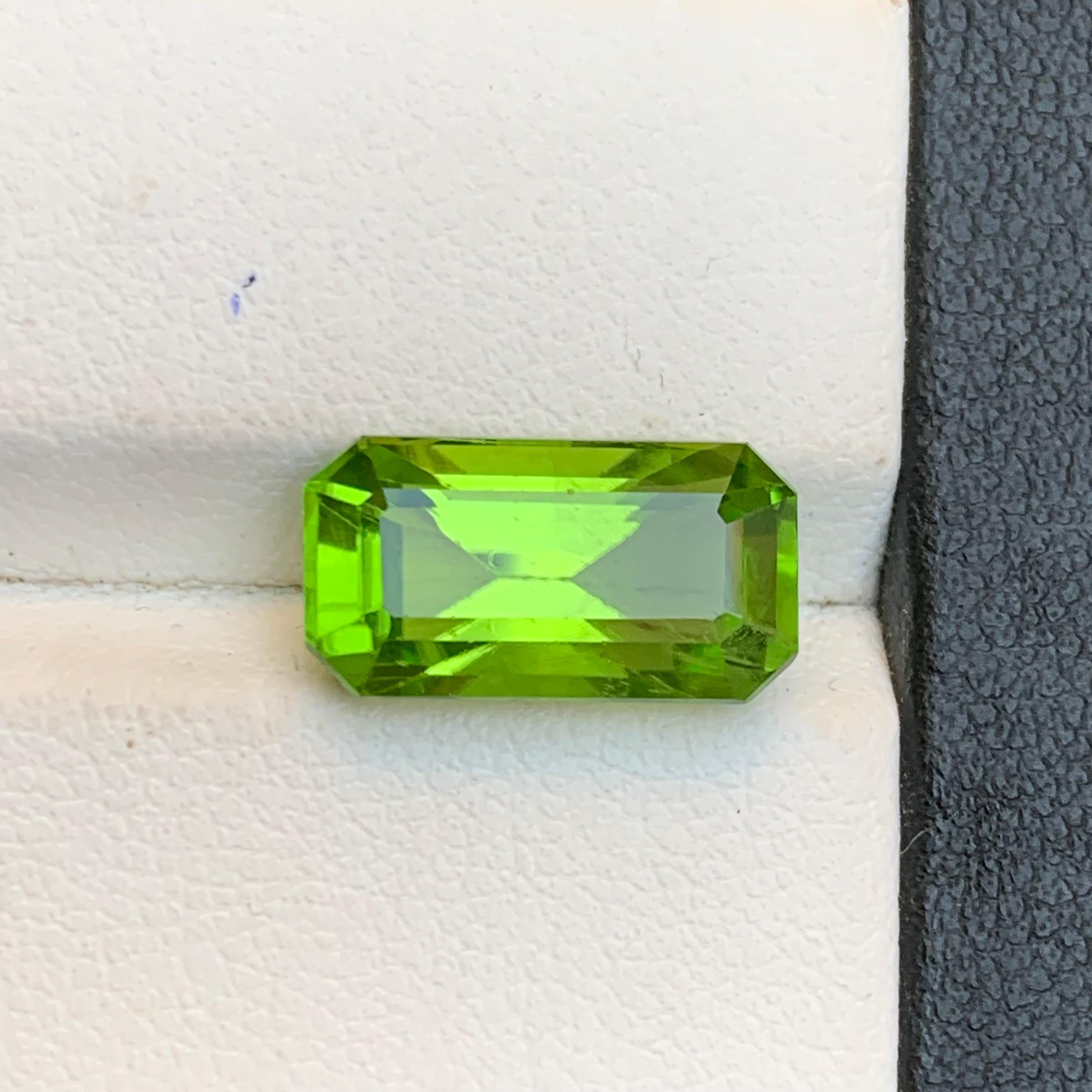 Peridot vert vif 6.14 Ct Emerald Cut Natural Loose Gemstone for Ring-Jewelry (Peridot vert vif 6.14 Ct Emerald Cut Natural Loose Gemstone (Peridot vert vif 6.14 Ct Emerald Cut Natural) pour bague-bijoux) en vente 5