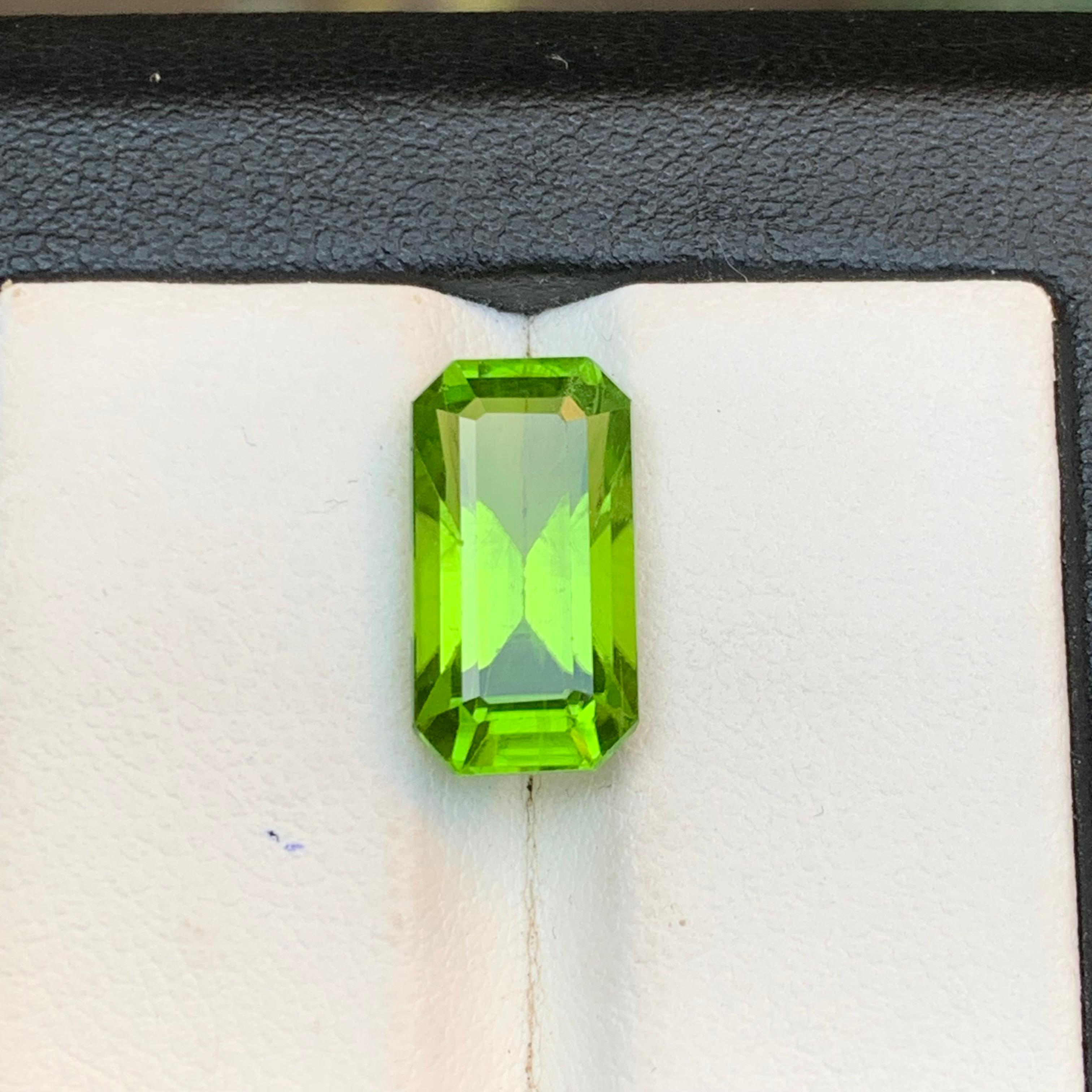 Peridot vert vif 6.14 Ct Emerald Cut Natural Loose Gemstone for Ring-Jewelry (Peridot vert vif 6.14 Ct Emerald Cut Natural Loose Gemstone (Peridot vert vif 6.14 Ct Emerald Cut Natural) pour bague-bijoux) en vente 6