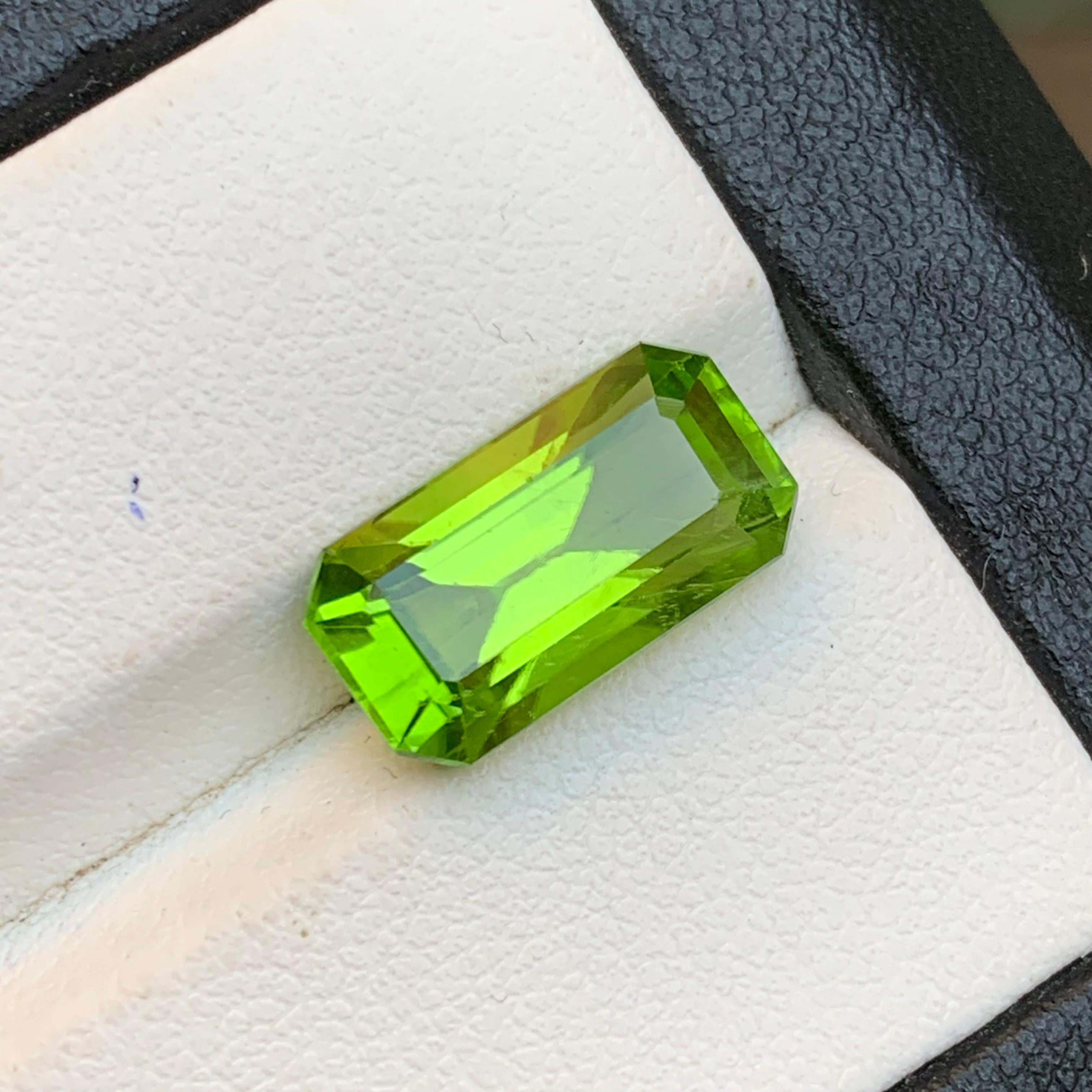 Peridot vert vif 6.14 Ct Emerald Cut Natural Loose Gemstone for Ring-Jewelry (Peridot vert vif 6.14 Ct Emerald Cut Natural Loose Gemstone (Peridot vert vif 6.14 Ct Emerald Cut Natural) pour bague-bijoux) en vente 7