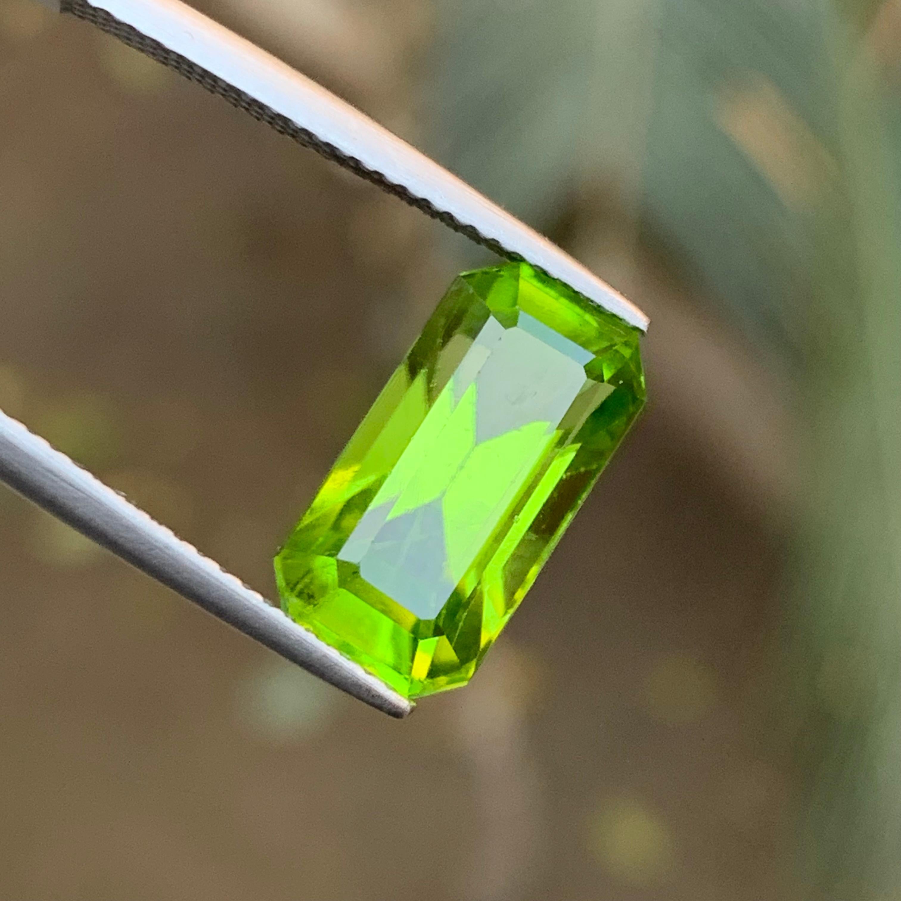 Contemporain Peridot vert vif 6.14 Ct Emerald Cut Natural Loose Gemstone for Ring-Jewelry (Peridot vert vif 6.14 Ct Emerald Cut Natural Loose Gemstone (Peridot vert vif 6.14 Ct Emerald Cut Natural) pour bague-bijoux) en vente