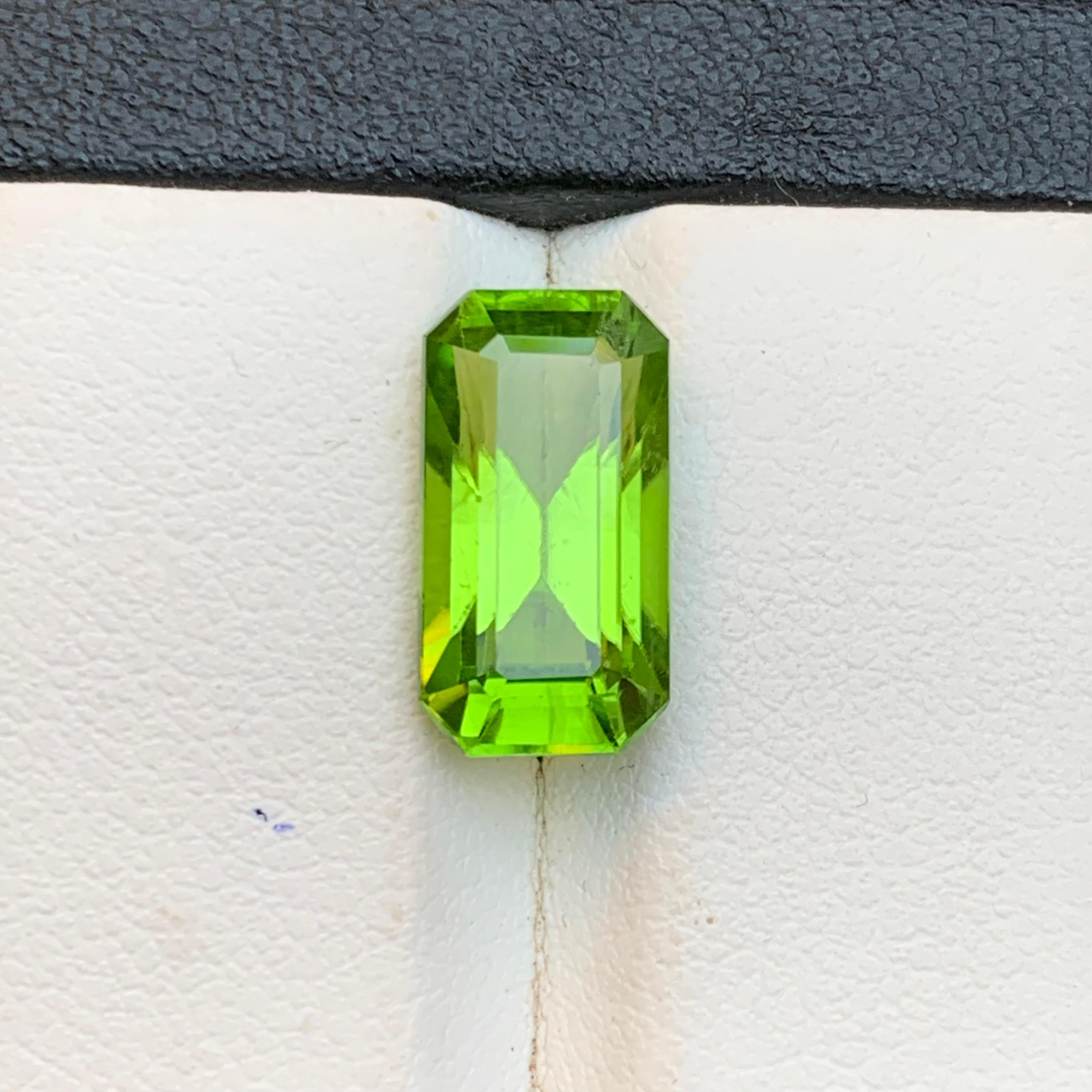 Taille émeraude Peridot vert vif 6.14 Ct Emerald Cut Natural Loose Gemstone for Ring-Jewelry (Peridot vert vif 6.14 Ct Emerald Cut Natural Loose Gemstone (Peridot vert vif 6.14 Ct Emerald Cut Natural) pour bague-bijoux) en vente